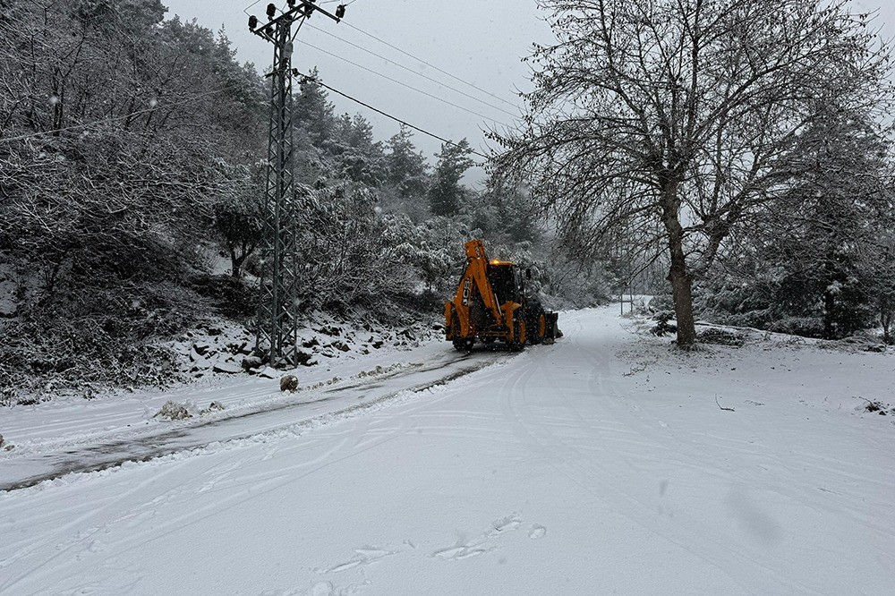 Hatay’da karla mücadele aralıksız sürdürüyor

