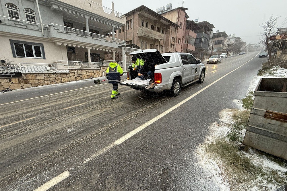 Hatay’da karla mücadele aralıksız sürdürüyor
