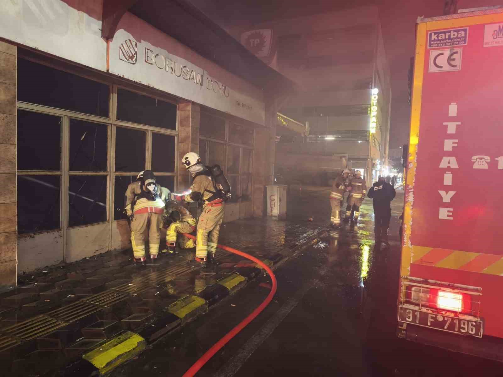 Hatay’da korkutan yangın: Akaryakıt istasyonunun yanındaki bina alevlere teslim oldu
