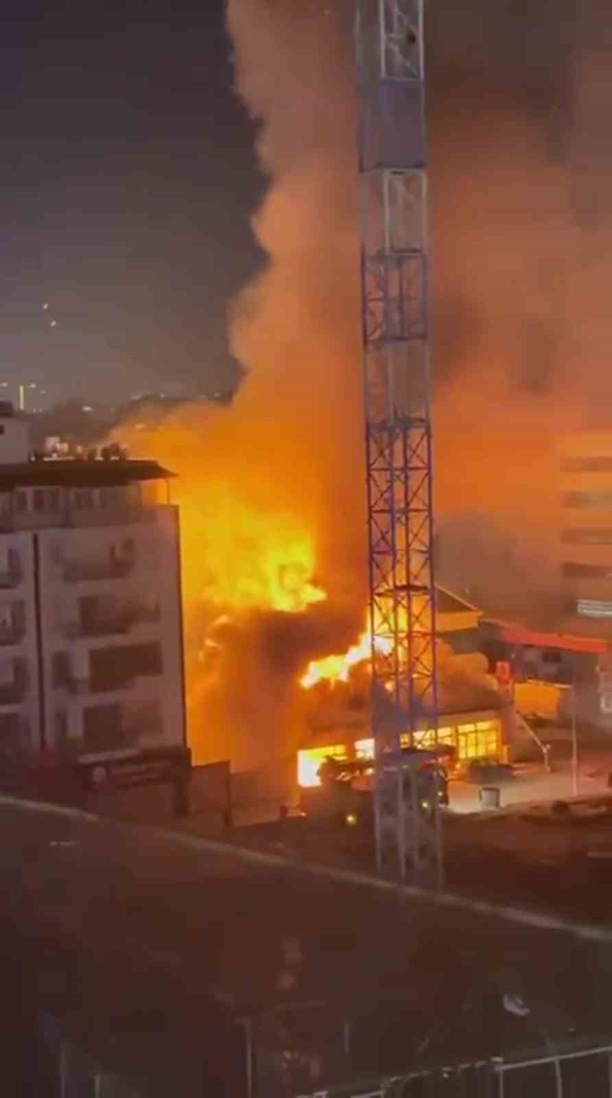 Hatay’da korkutan yangın: Akaryakıt istasyonunun yanındaki bina alevlere teslim oldu
