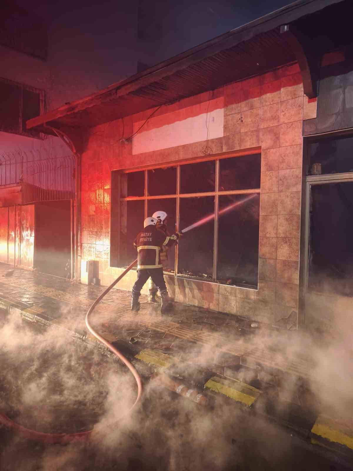 Hatay’da korkutan yangın: Akaryakıt istasyonunun yanındaki bina alevlere teslim oldu

