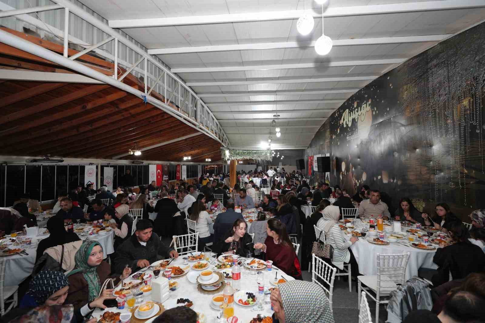 Hatay’da koruyucu aileler iftar sofrasında bir araya geldi
