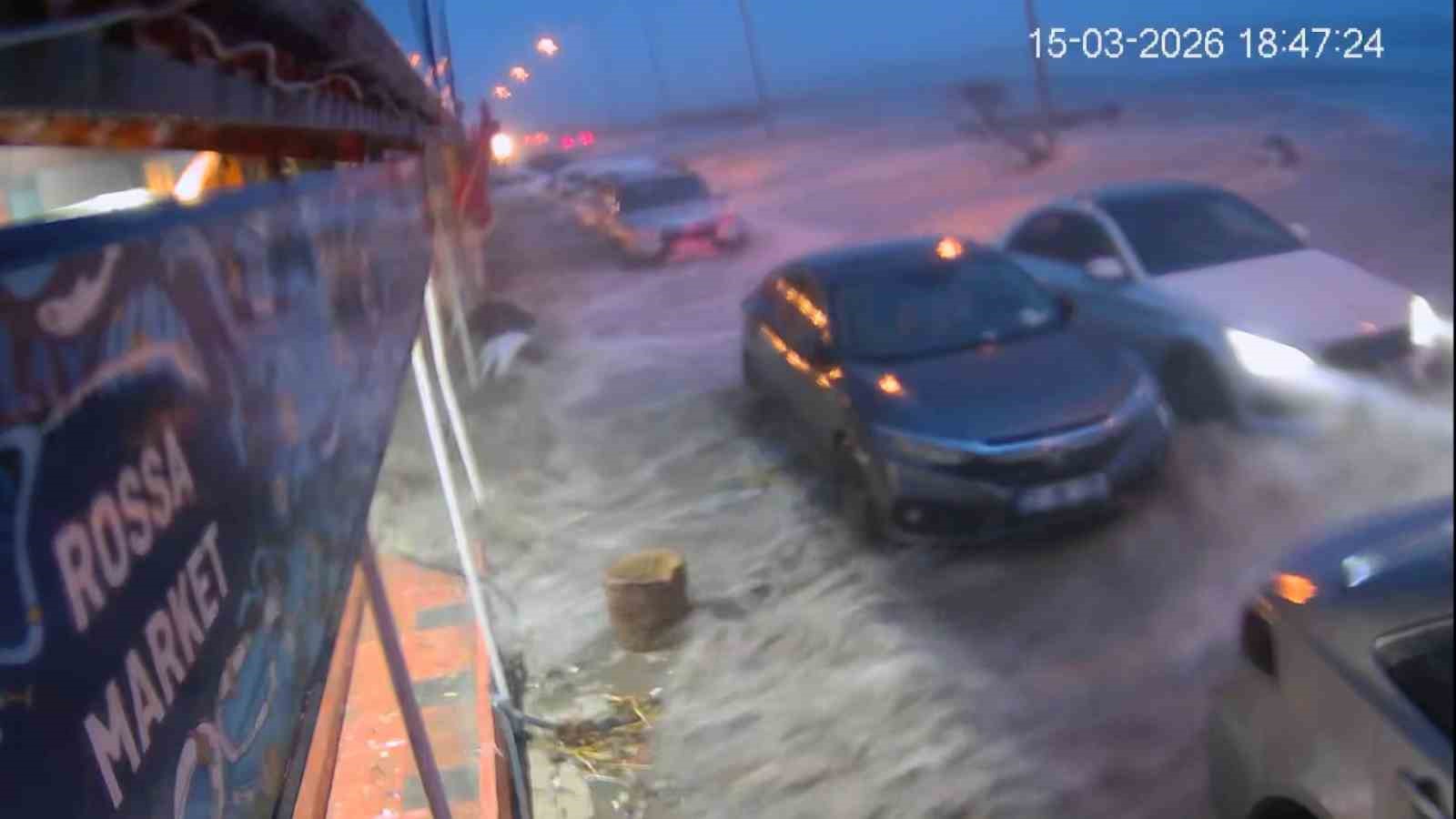 Hatay’da kuvvetli fırtınayla deniz taştı, iş yerleri zarar gördü... O anlar kamerada
