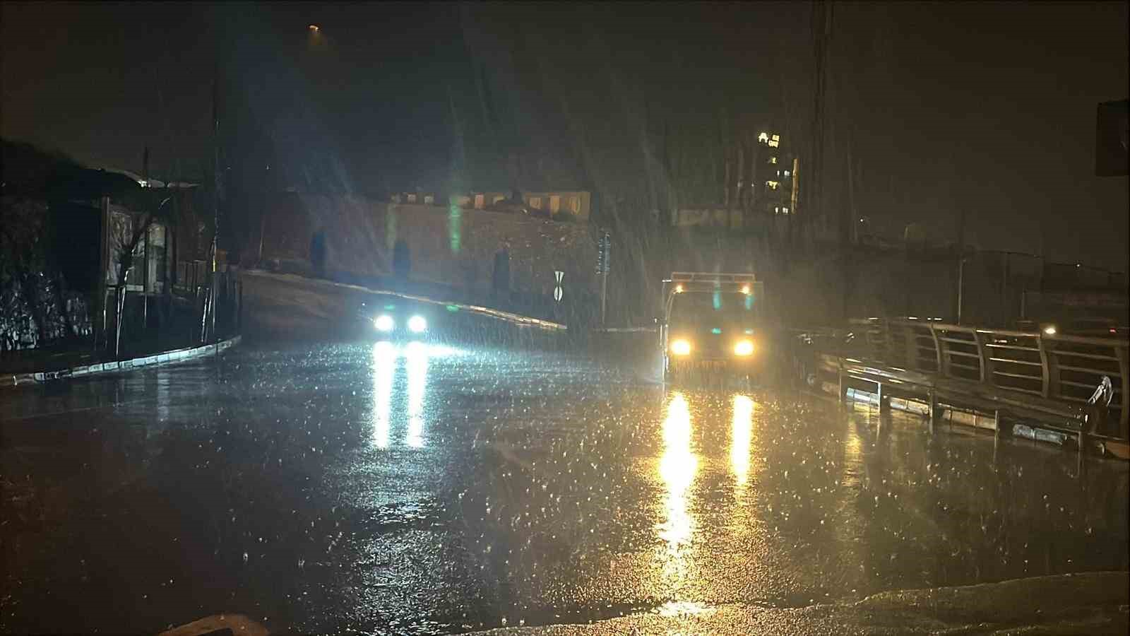 Hatay’da kuvvetli fırtınayla deniz taştı, iş yerleri zarar gördü... O anlar kamerada
