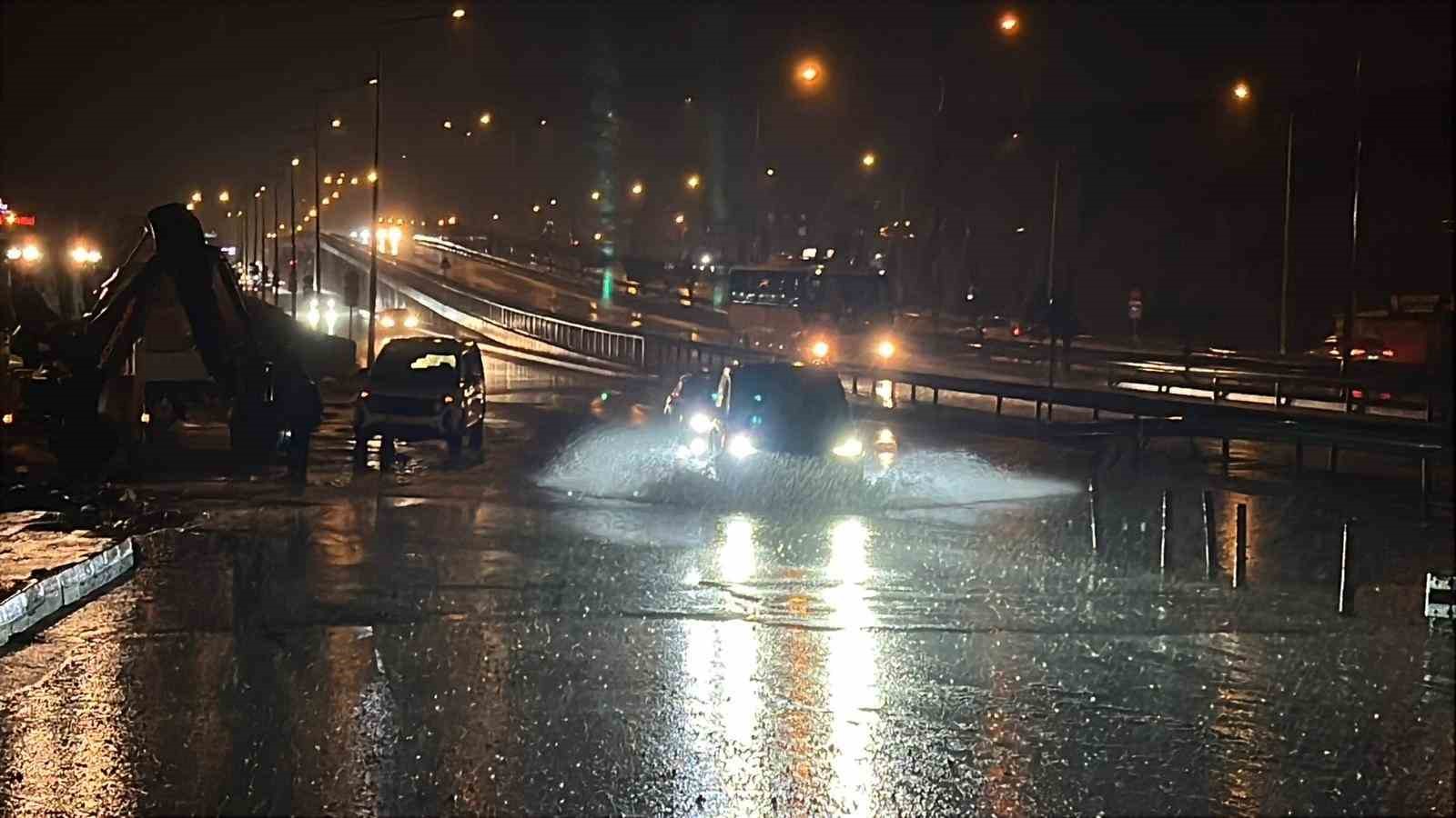 Hatay’da kuvvetli fırtınayla deniz taştı, iş yerleri zarar gördü... O anlar kamerada
