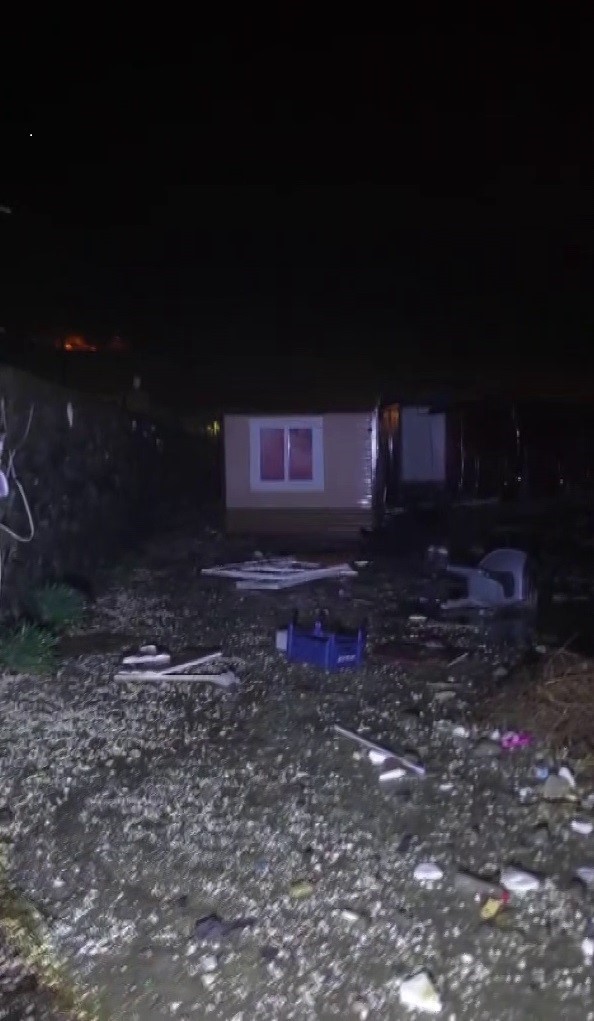 Hatay’da kuvvetli fırtınayla deniz taştı, iş yerleri zarar gördü... O anlar kamerada
