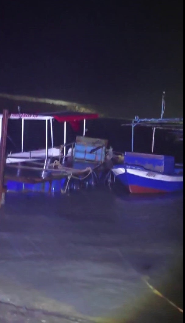 Hatay’da kuvvetli fırtınayla deniz taştı, iş yerleri zarar gördü... O anlar kamerada
