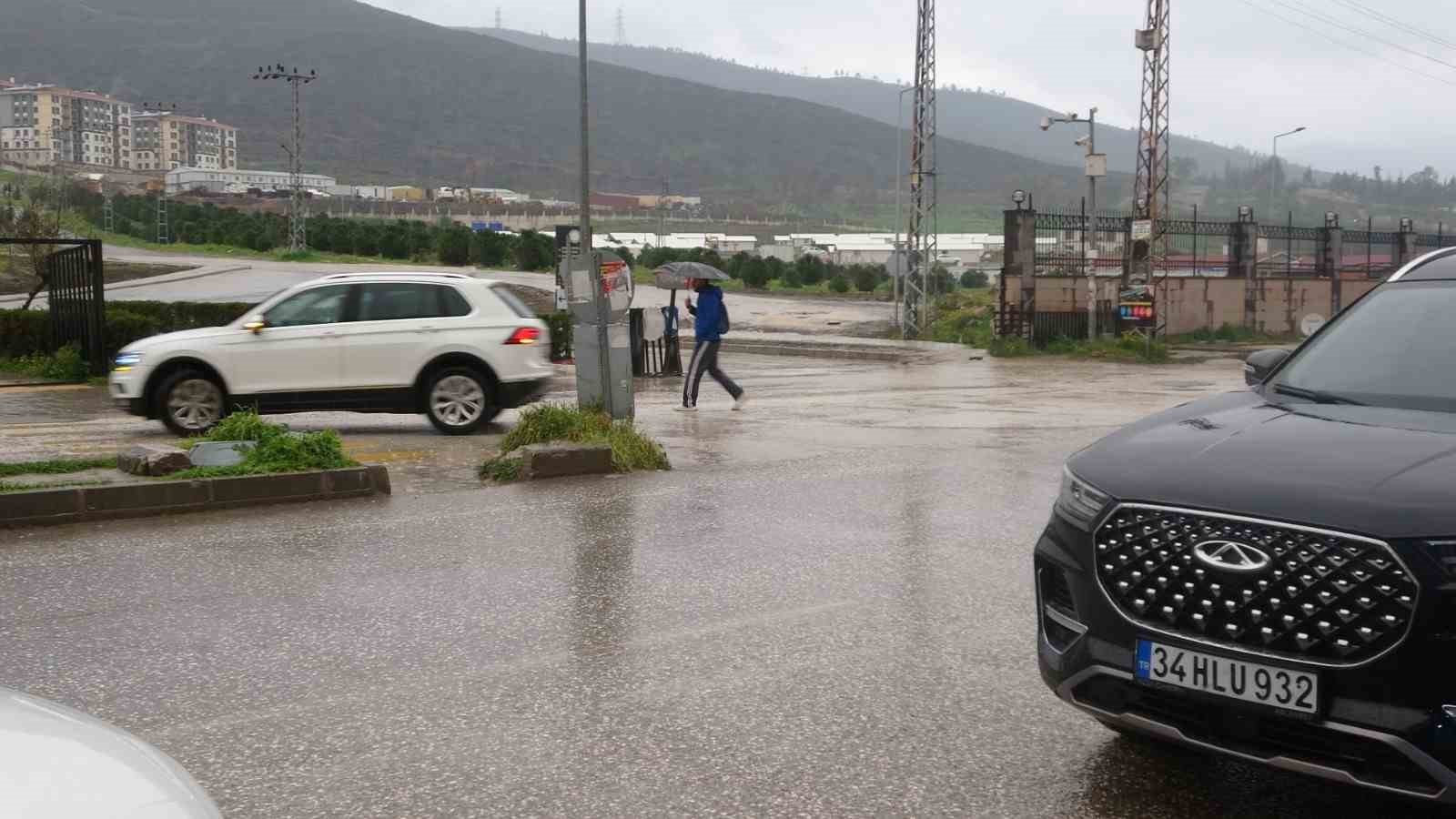 Hatay’da kuvvetli sağanak yağış etkili oluyor
