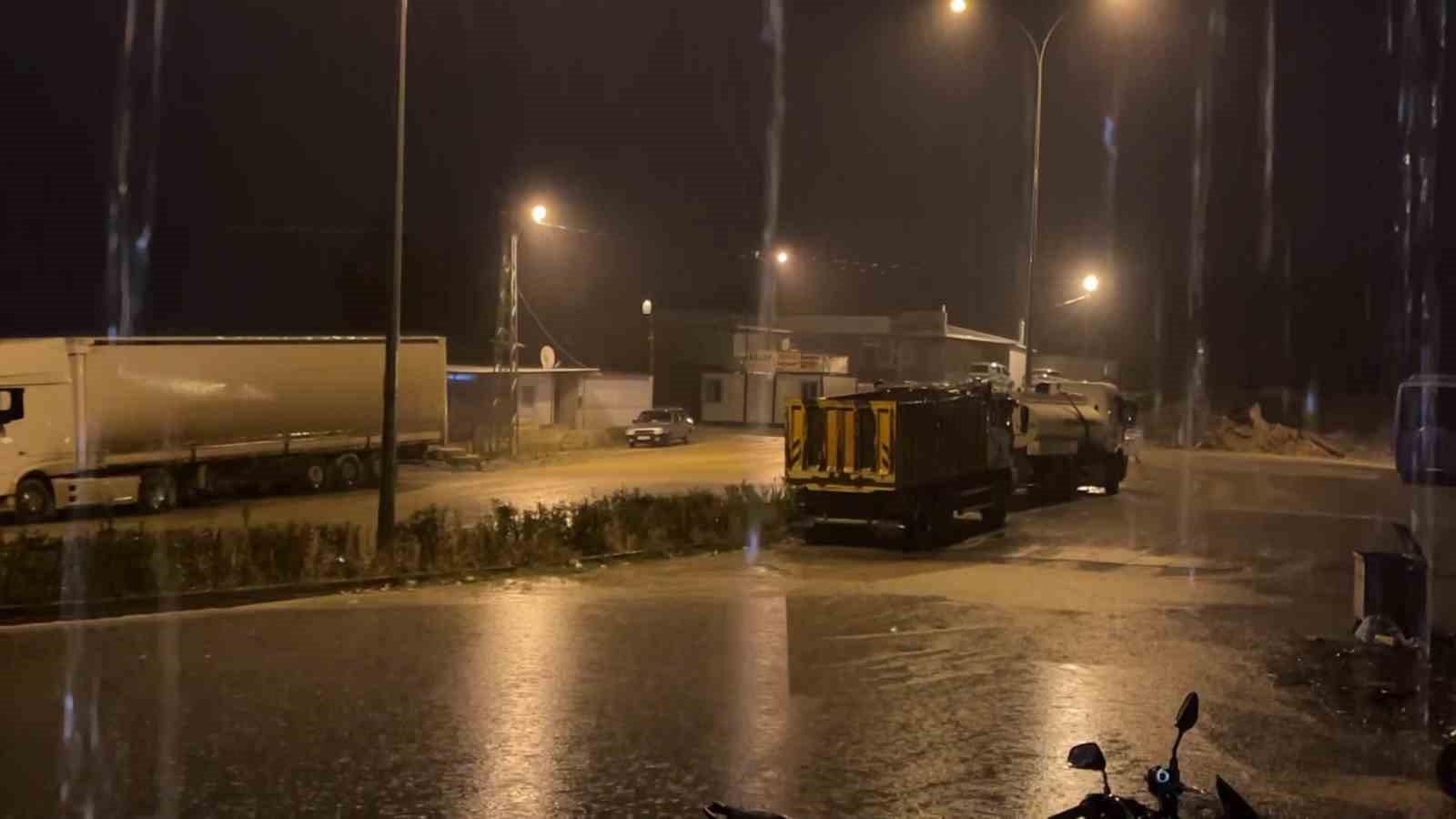 Hatay’da kuvvetli yağış etkisini hissettiriyor
