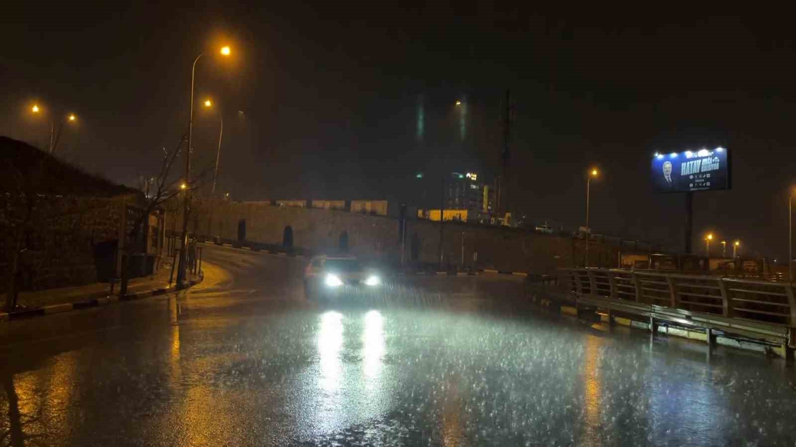 Hatay’da kuvvetli yağış etkisini hissettiriyor
