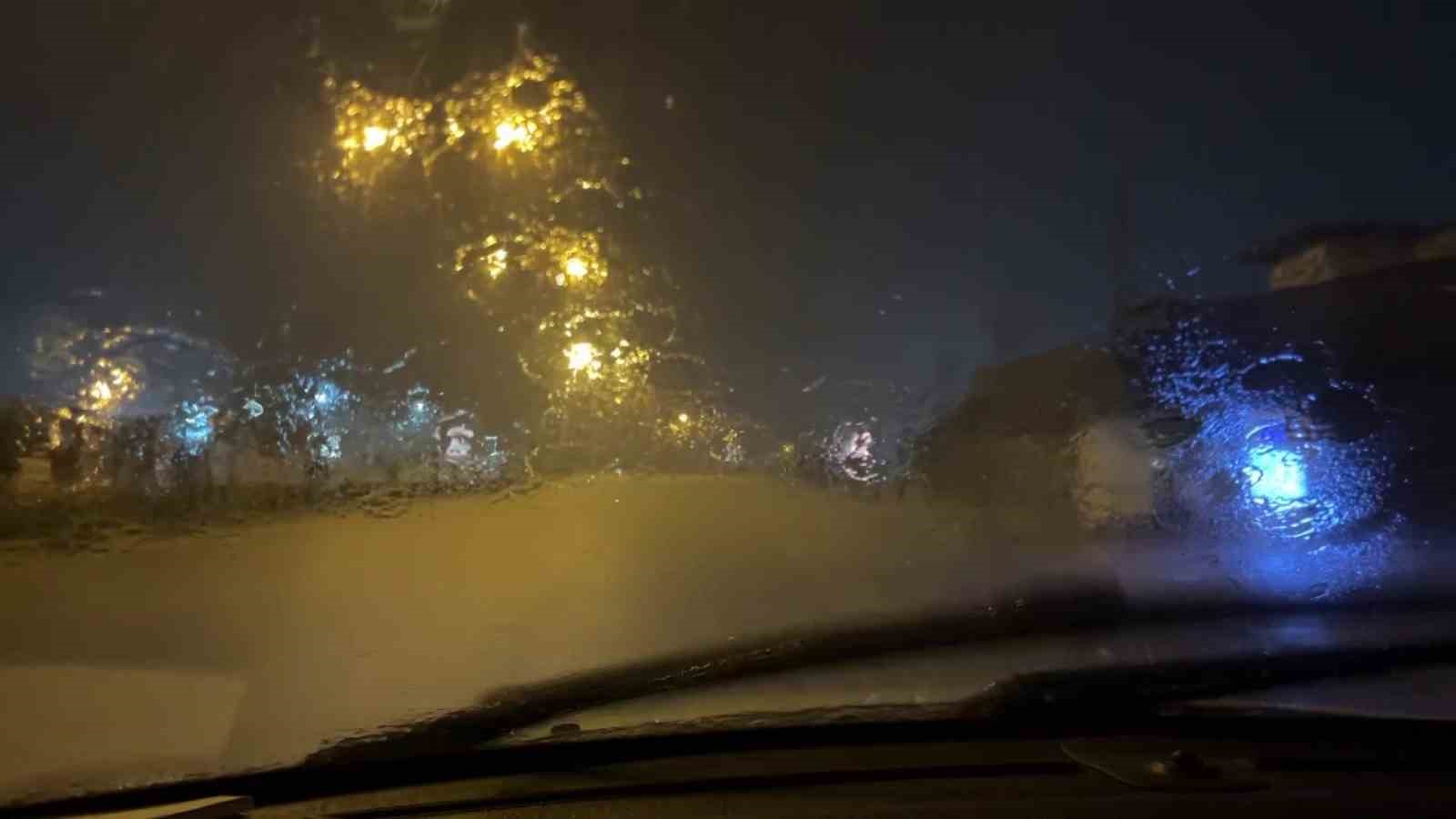 Hatay’da kuvvetli yağış etkisini hissettiriyor
