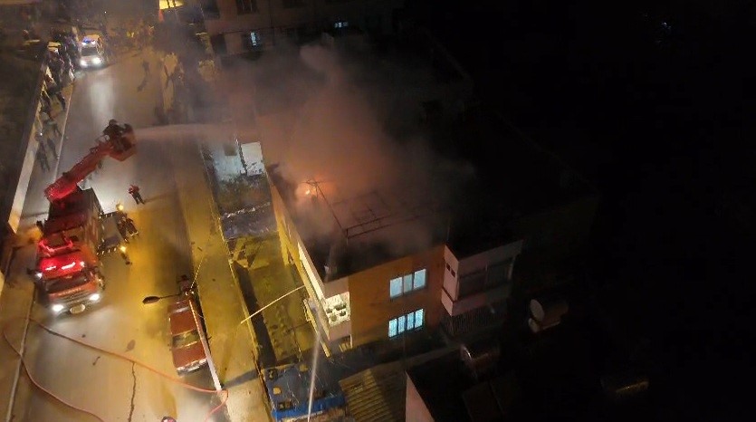 Hatay’da müstakil evin damı alevlere teslim oldu
