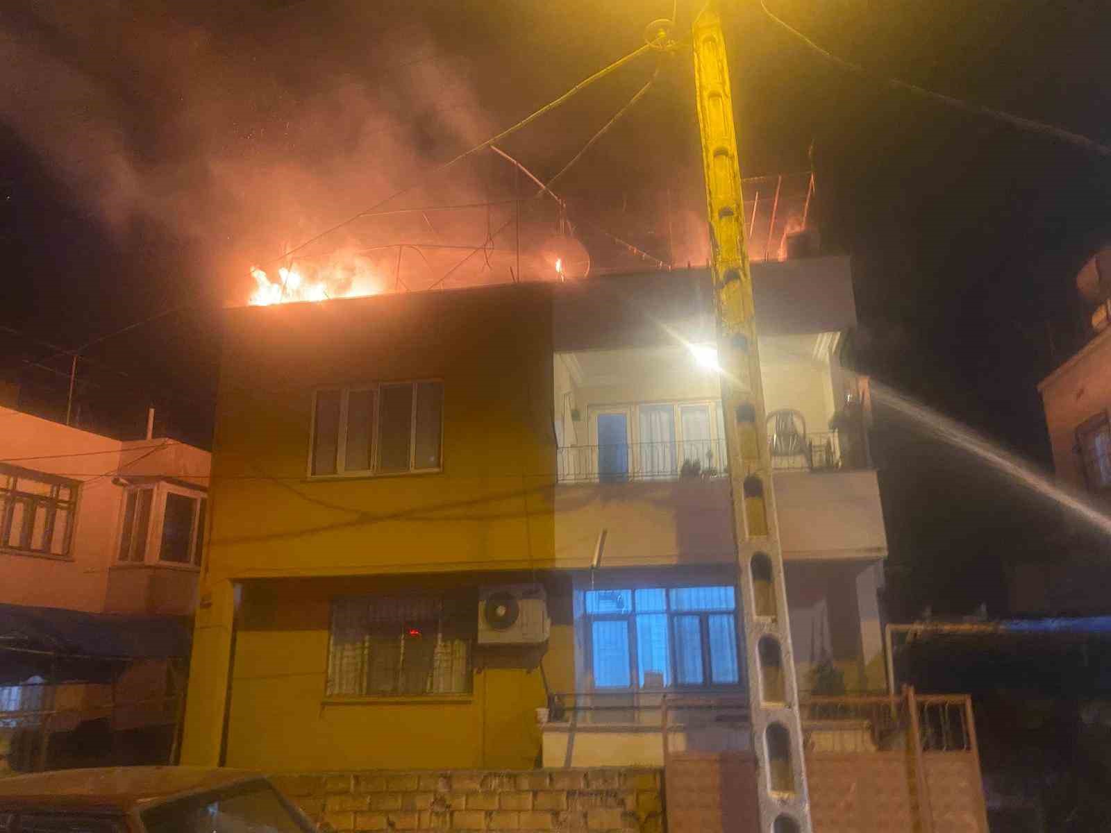 Hatay’da müstakil evin damı alevlere teslim oldu
