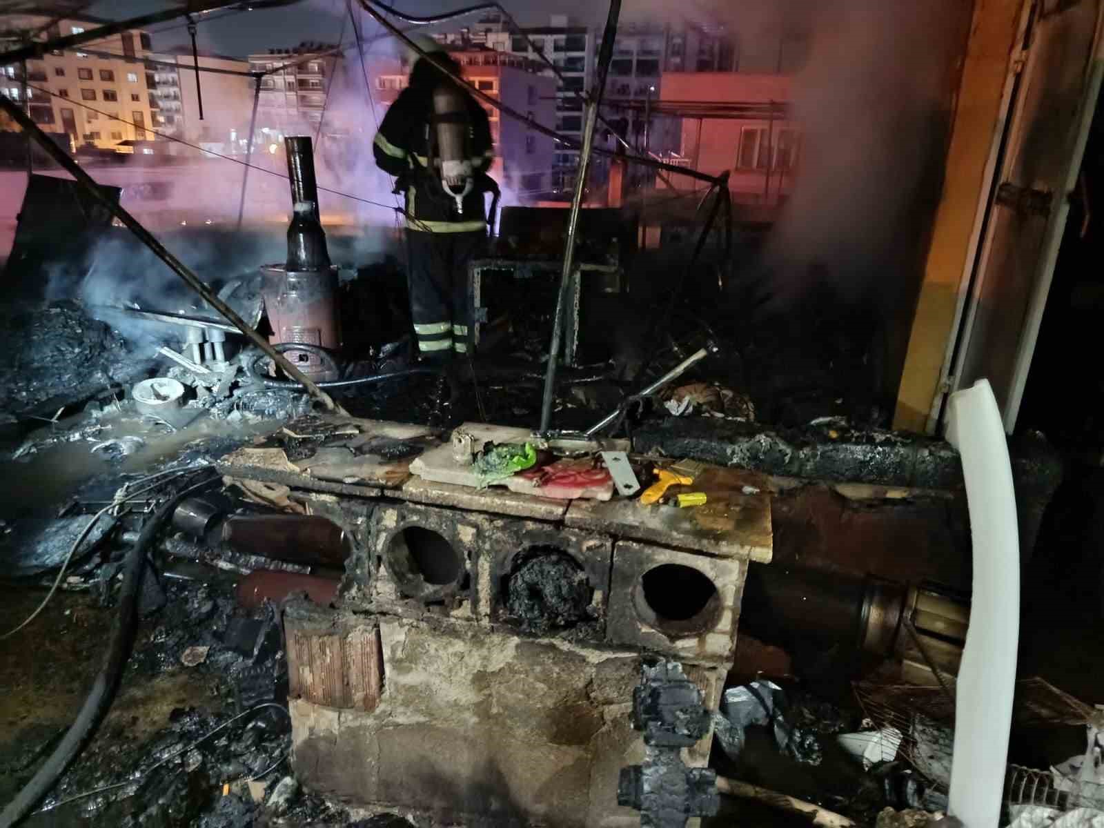 Hatay’da müstakil evin damı alevlere teslim oldu
