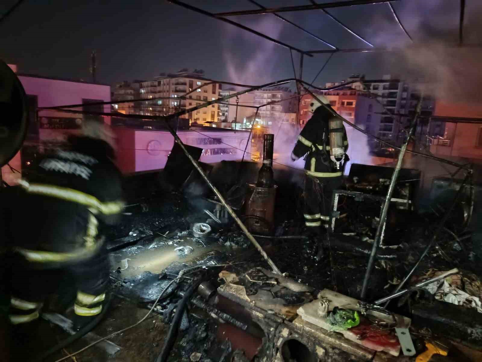 Hatay’da müstakil evin damı alevlere teslim oldu
