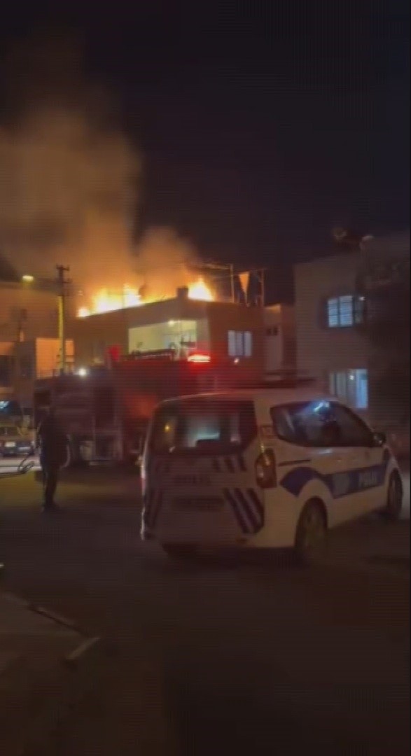 Hatay’da müstakil evin damı alevlere teslim oldu
