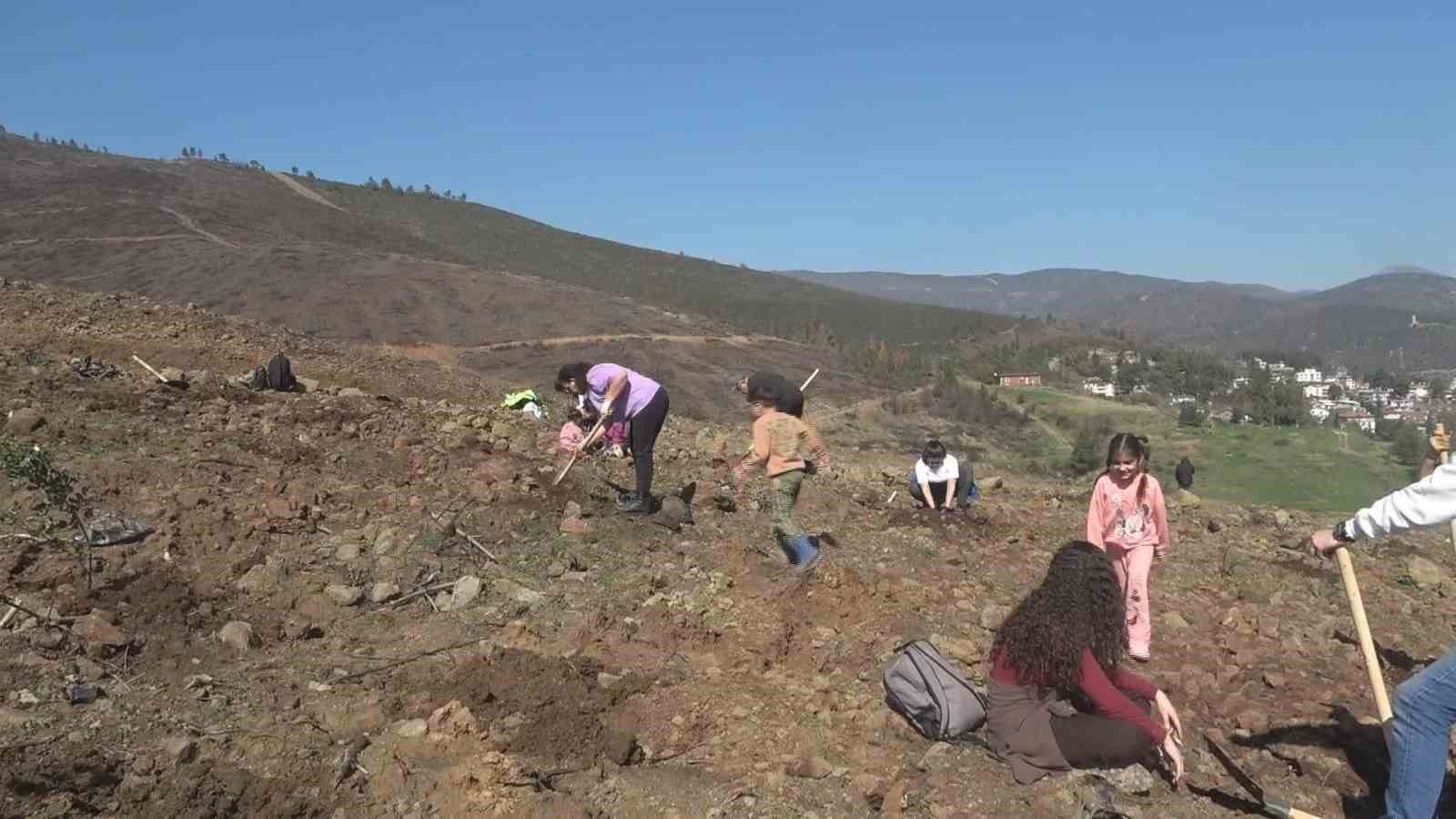 Hatay’da orman yangınından zarar gören alanlarda 5 bin fidan toprakla buluşturuldu
