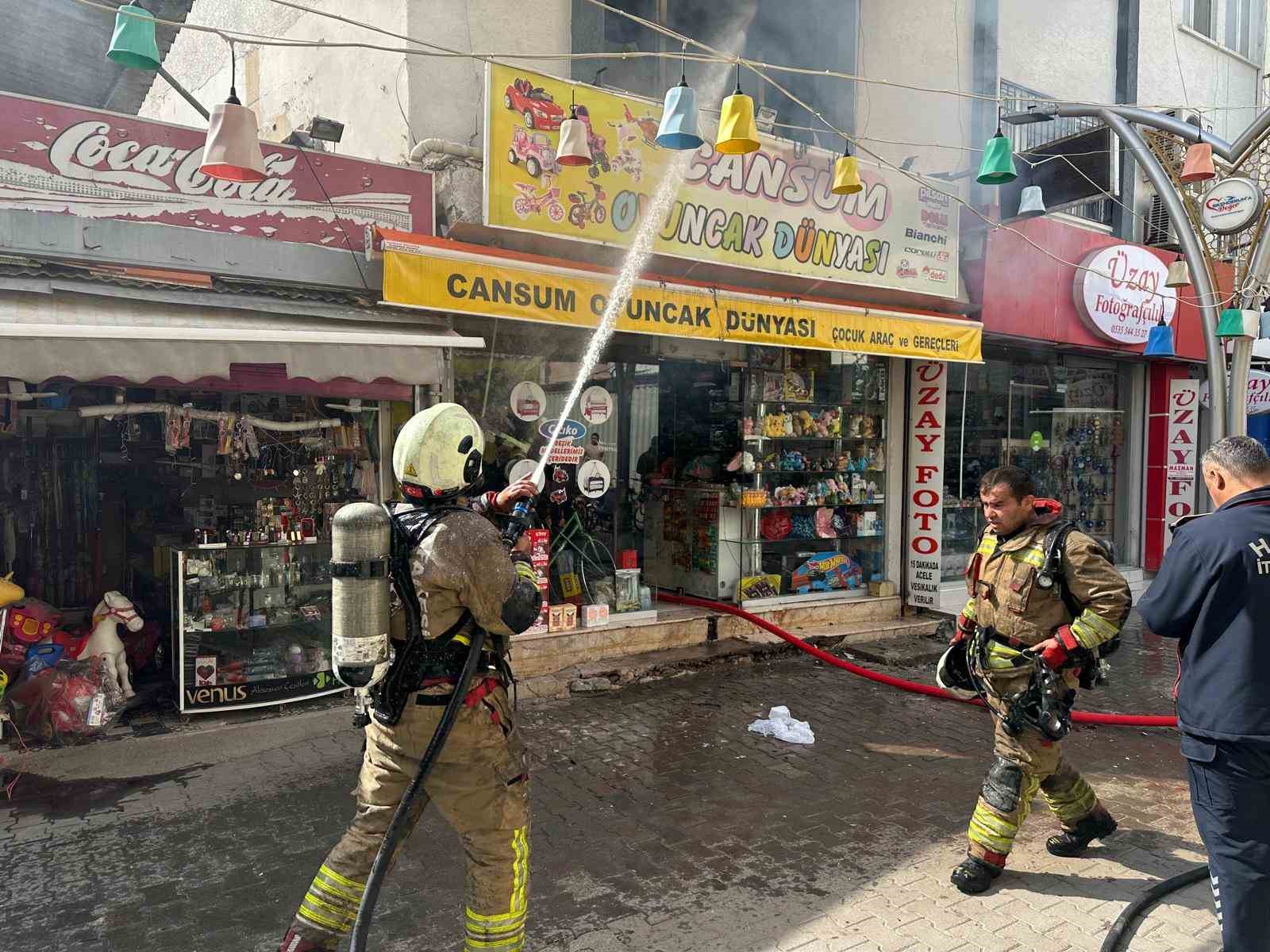 Hatay’da oyuncakçı dükkanında korkutan yangın
