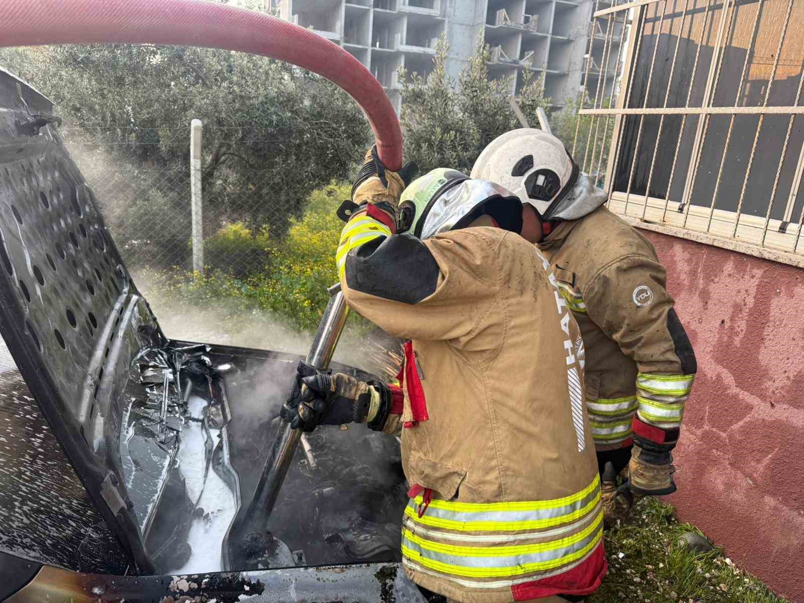 Hatay’da park halindeki otomobil alevlere teslim oldu
