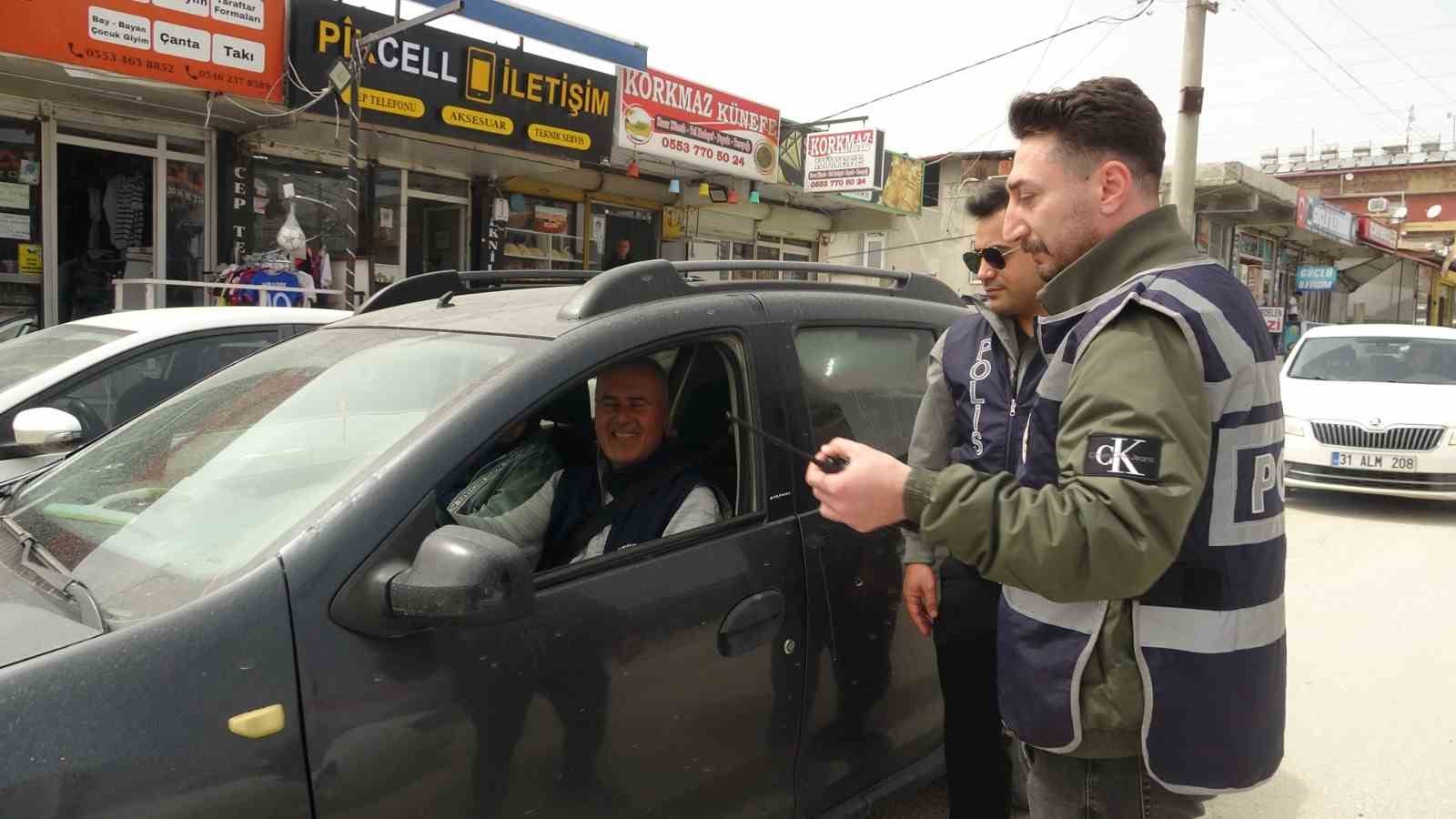 Hatay’da polis ekipleri hatalı park konusunda sürücüleri uyardı
Hatay’da polis ekipleri hatalı park konusunda sürücüleri uyardı