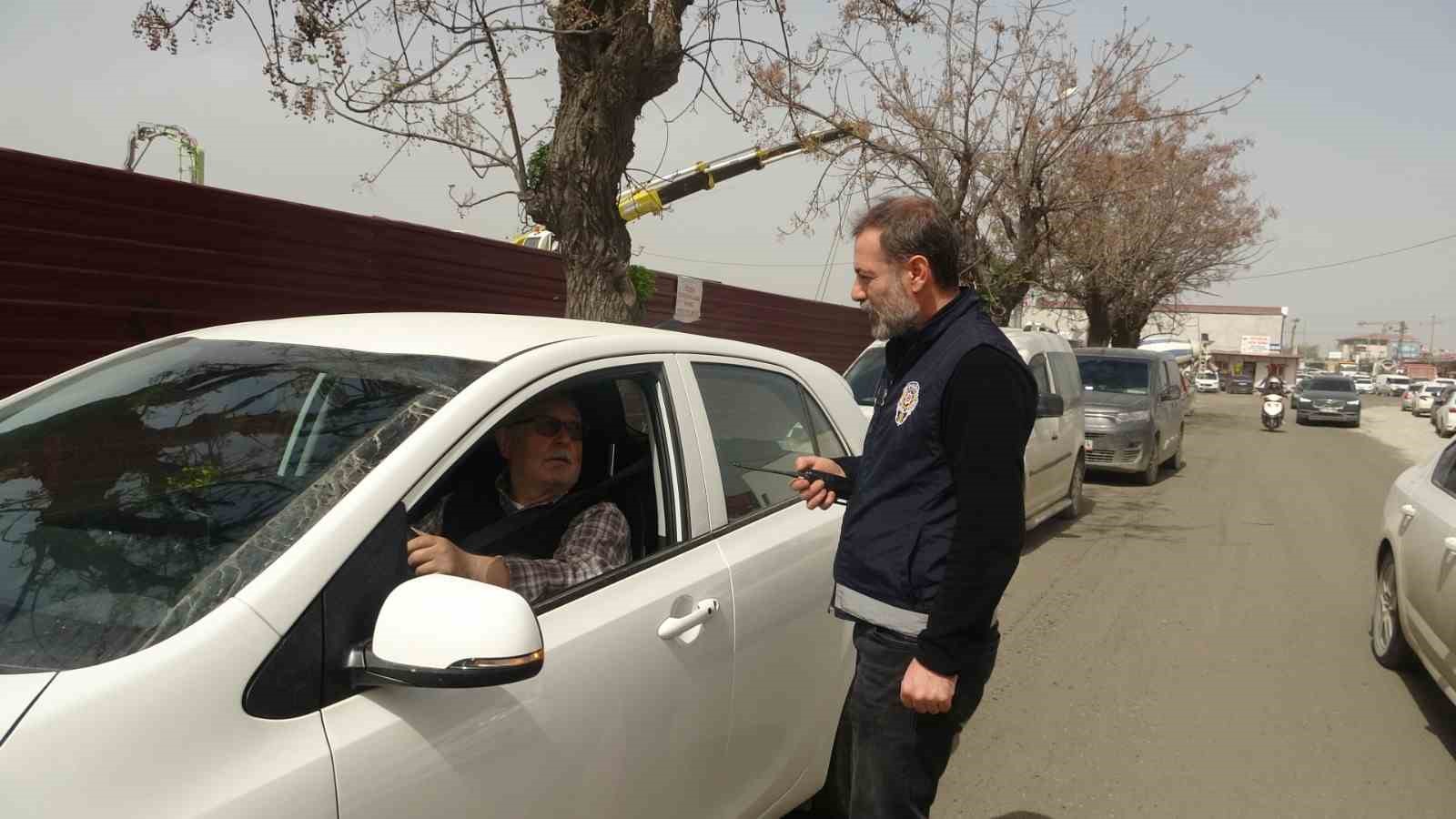 Hatay’da polis ekipleri hatalı park konusunda sürücüleri uyardı
Hatay’da polis ekipleri hatalı park konusunda sürücüleri uyardı