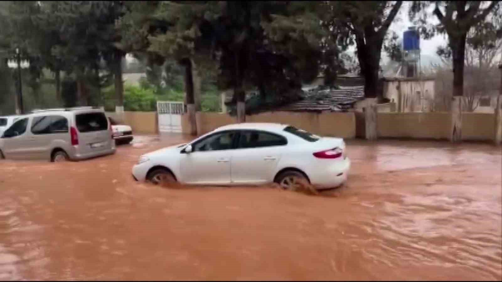 Hatay’da sağanak etkili oldu: Yollar göle döndü, otelin oto parkını su bastı
