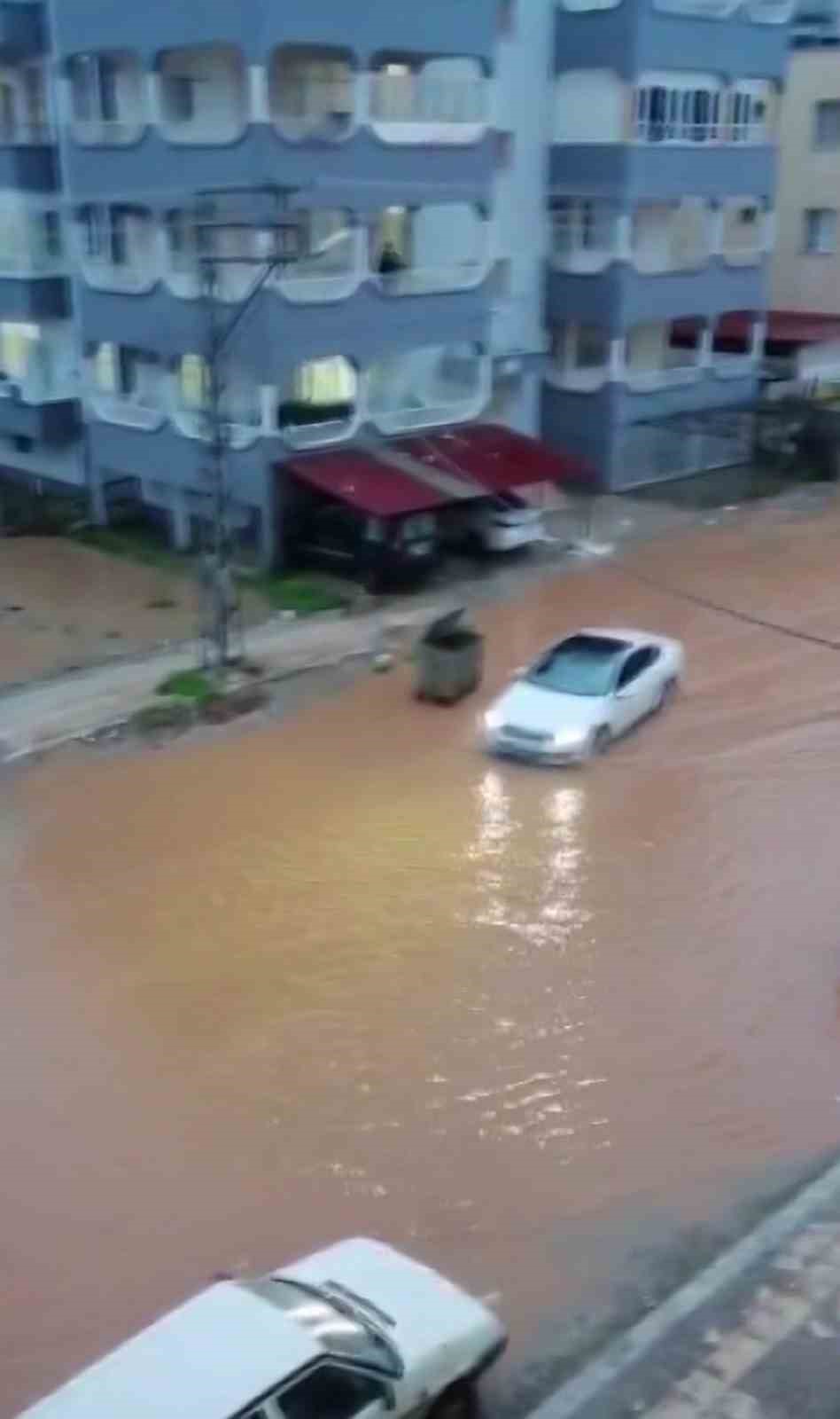 Hatay’da sağanak etkili oldu: Yollar göle döndü, otelin oto parkını su bastı
