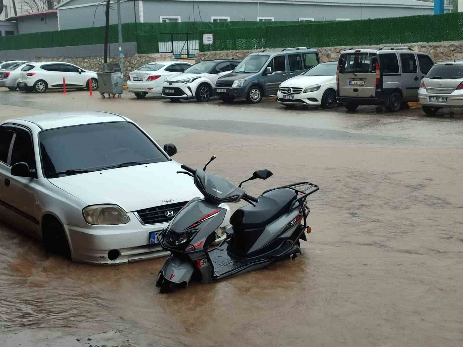 Hatay’da sağanak sele neden oldu, yollar göle döndü
