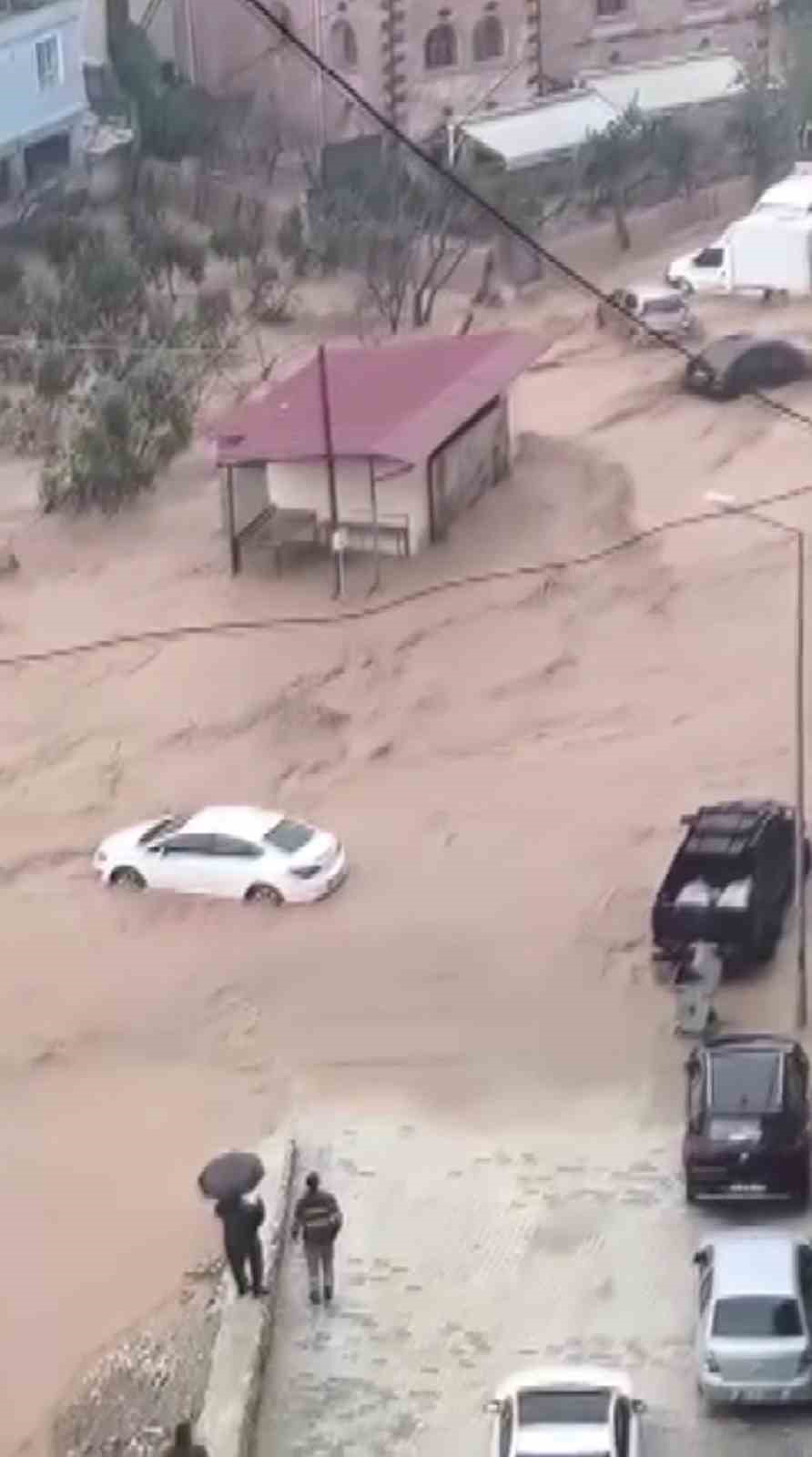 Hatay’da sağanak sele neden oldu, yollar göle döndü
