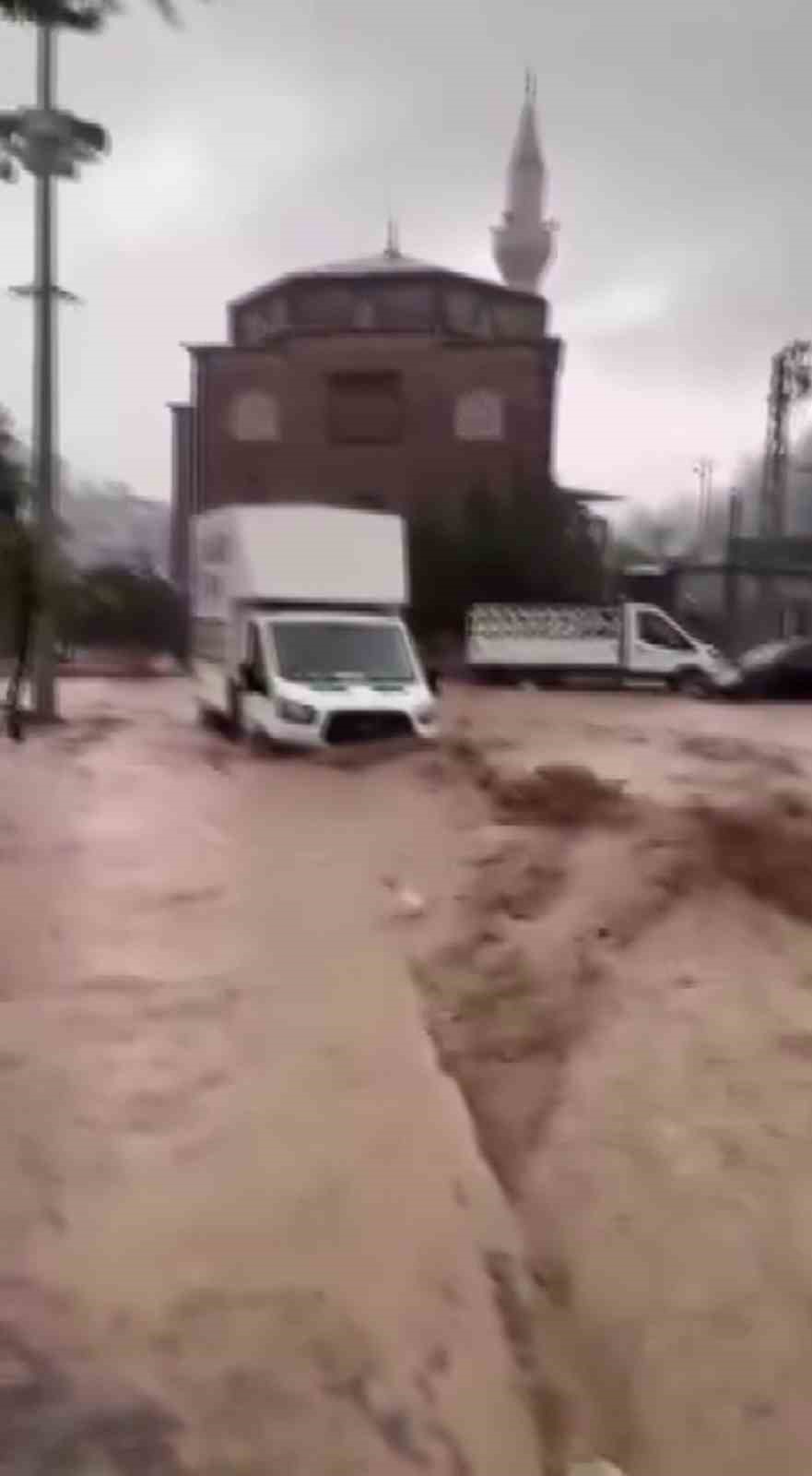 Hatay’da sağanak sele neden oldu, yollar göle döndü
