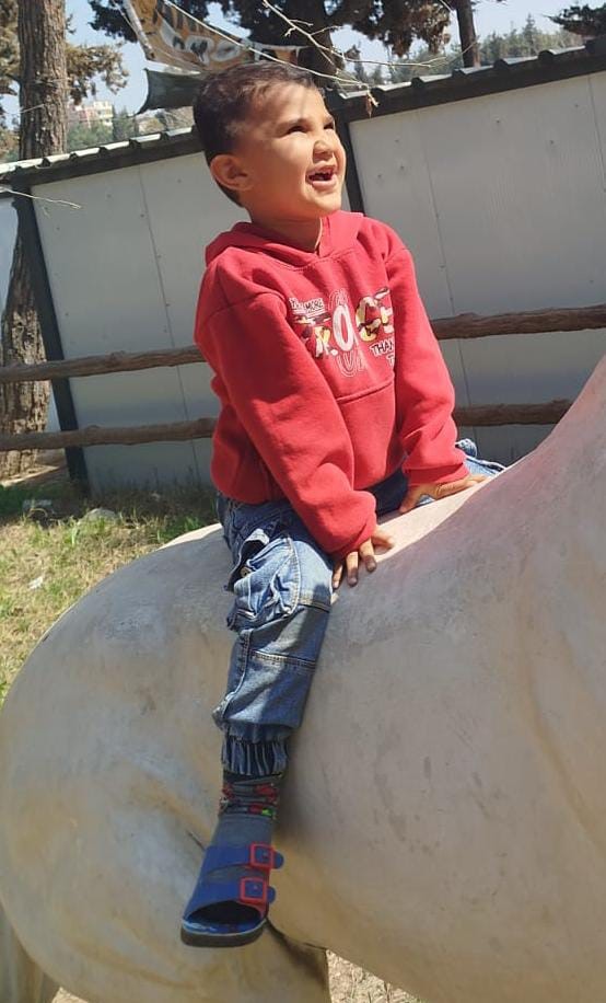 Hatay’da su dolu temelin içindeki toplarını almak isterken düşen 2 kardeş çocuk öldü

