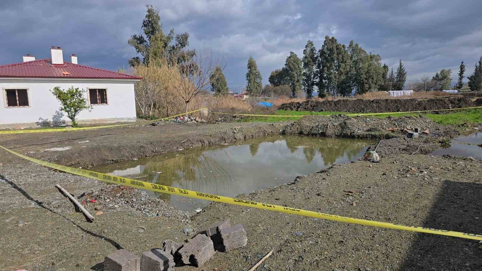 Hatay’da su dolu temelin içindeki toplarını almak isterken düşüp ölen 2 kardeş yan yana defnedildi

