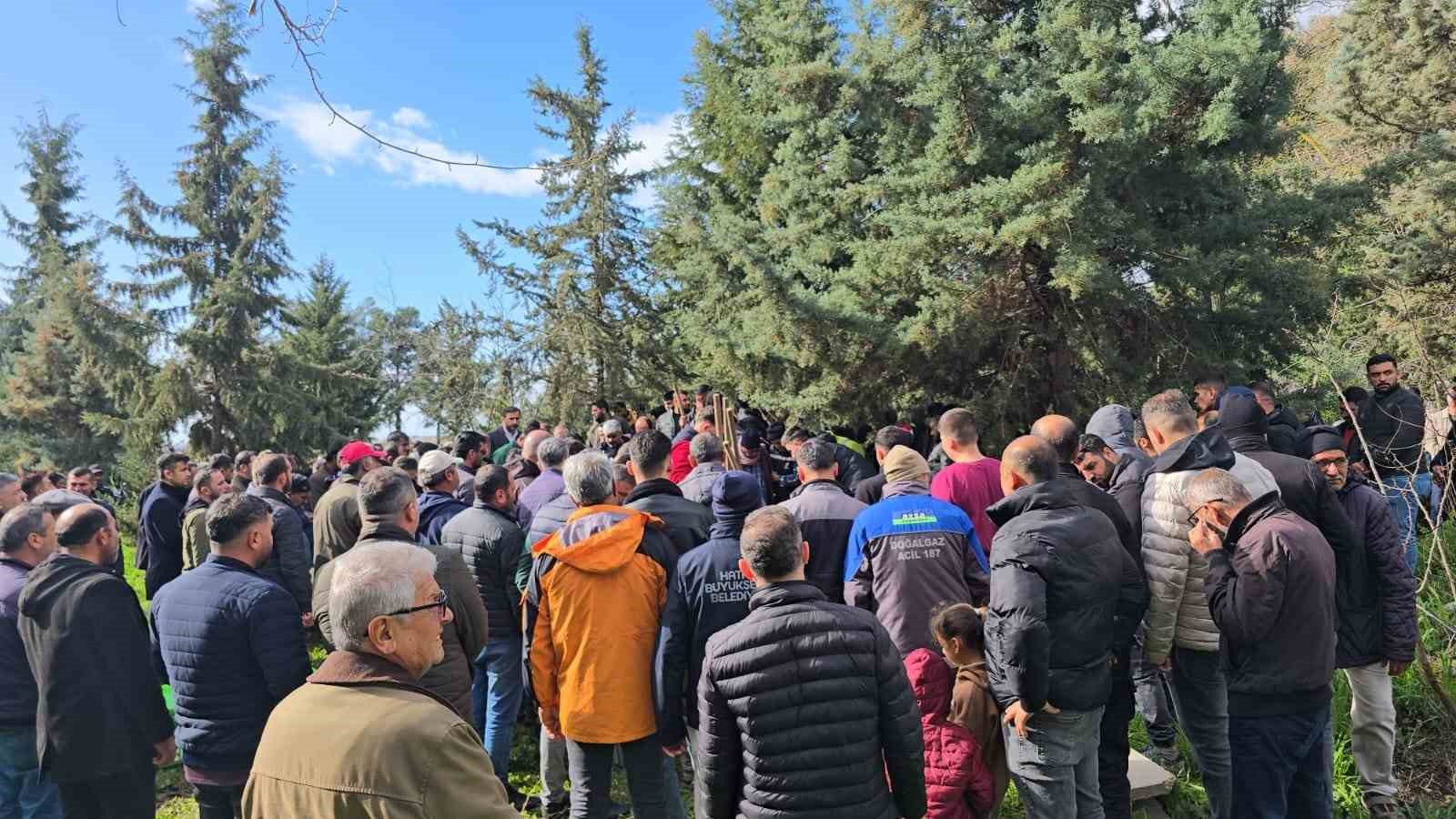 Hatay’da su dolu temelin içindeki toplarını almak isterken düşüp ölen 2 kardeş yan yana defnedildi
