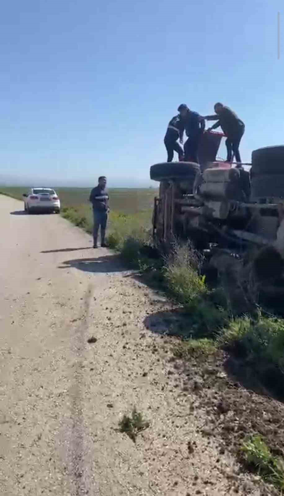 Hatay’da sürücüsünün kontrolünü kaybettiği tır devrildi
