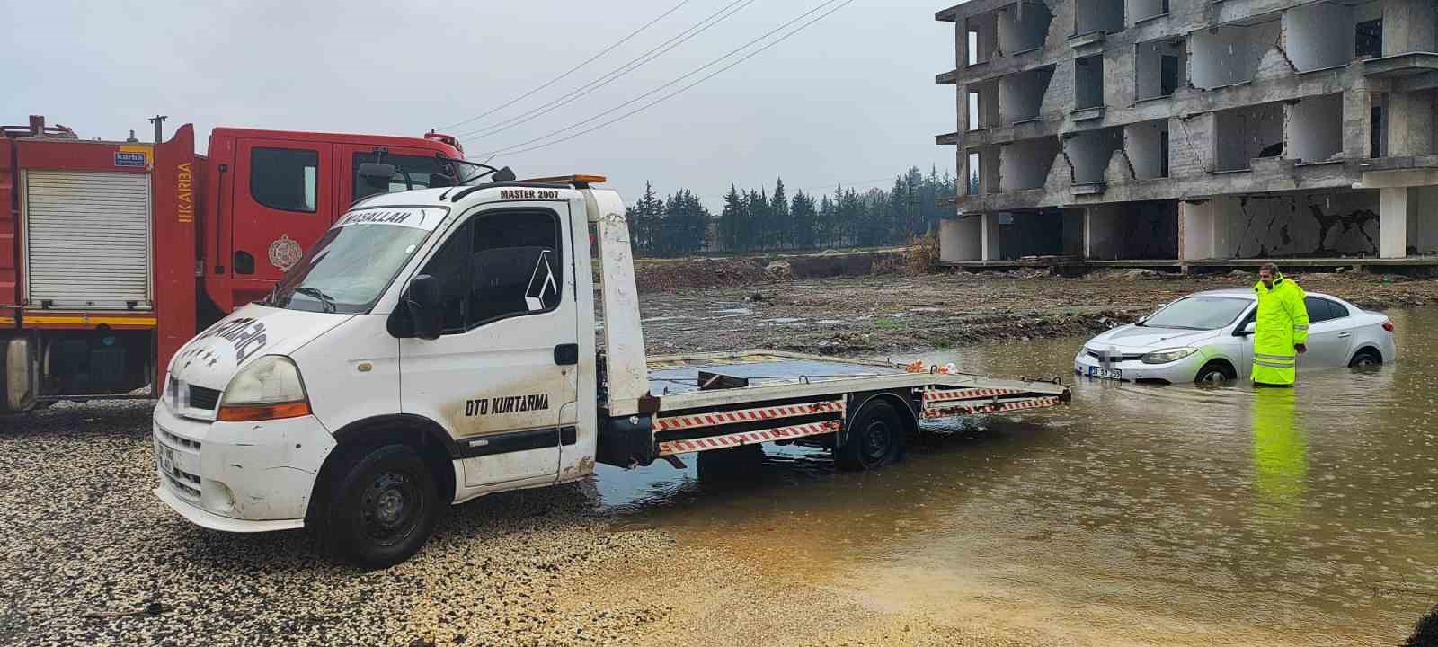 Hatay’da yağışla birlikte yollar göle döndü, araçlar mahsur kaldı
