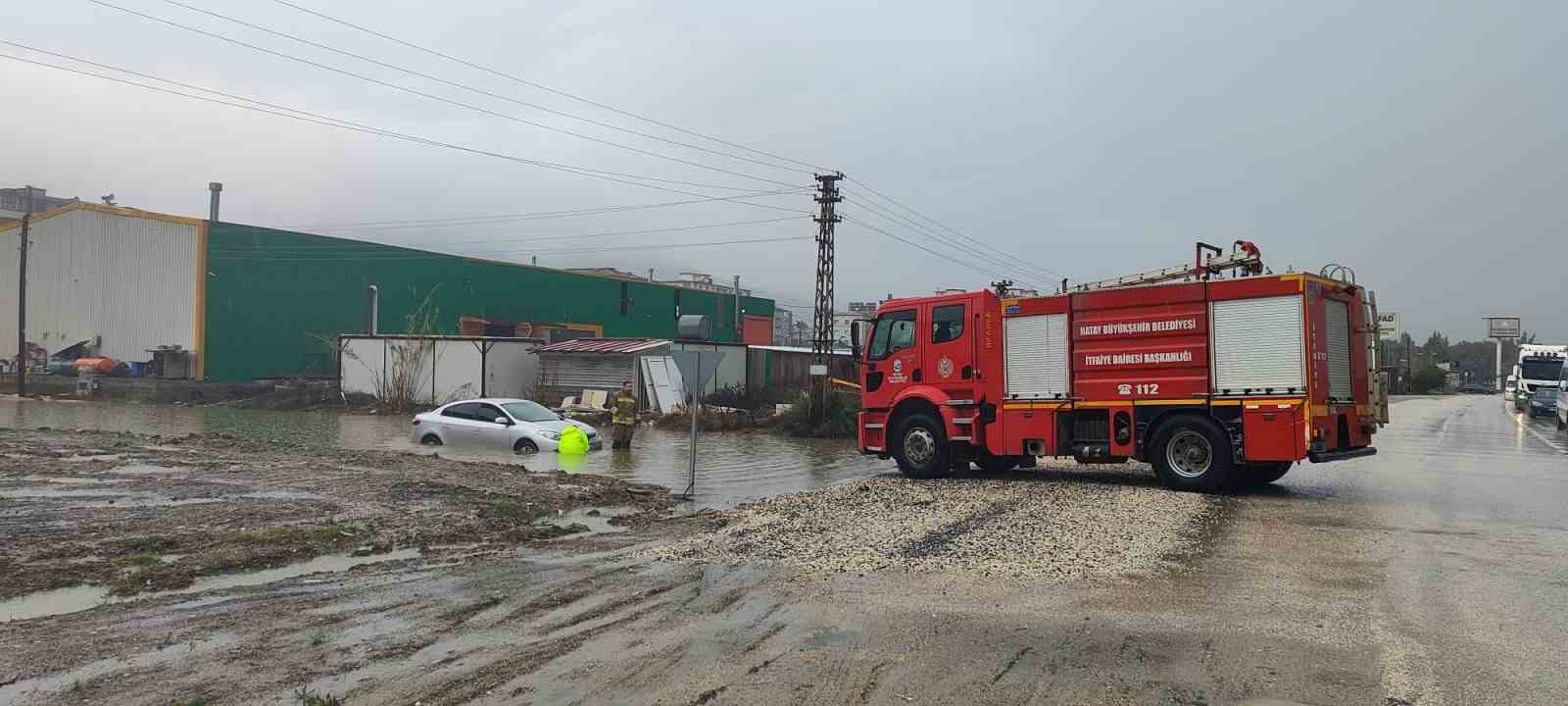 Hatay’da yağışla birlikte yollar göle döndü, araçlar mahsur kaldı
