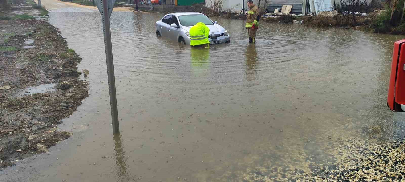 Hatay’da yağışla birlikte yollar göle döndü, araçlar mahsur kaldı
