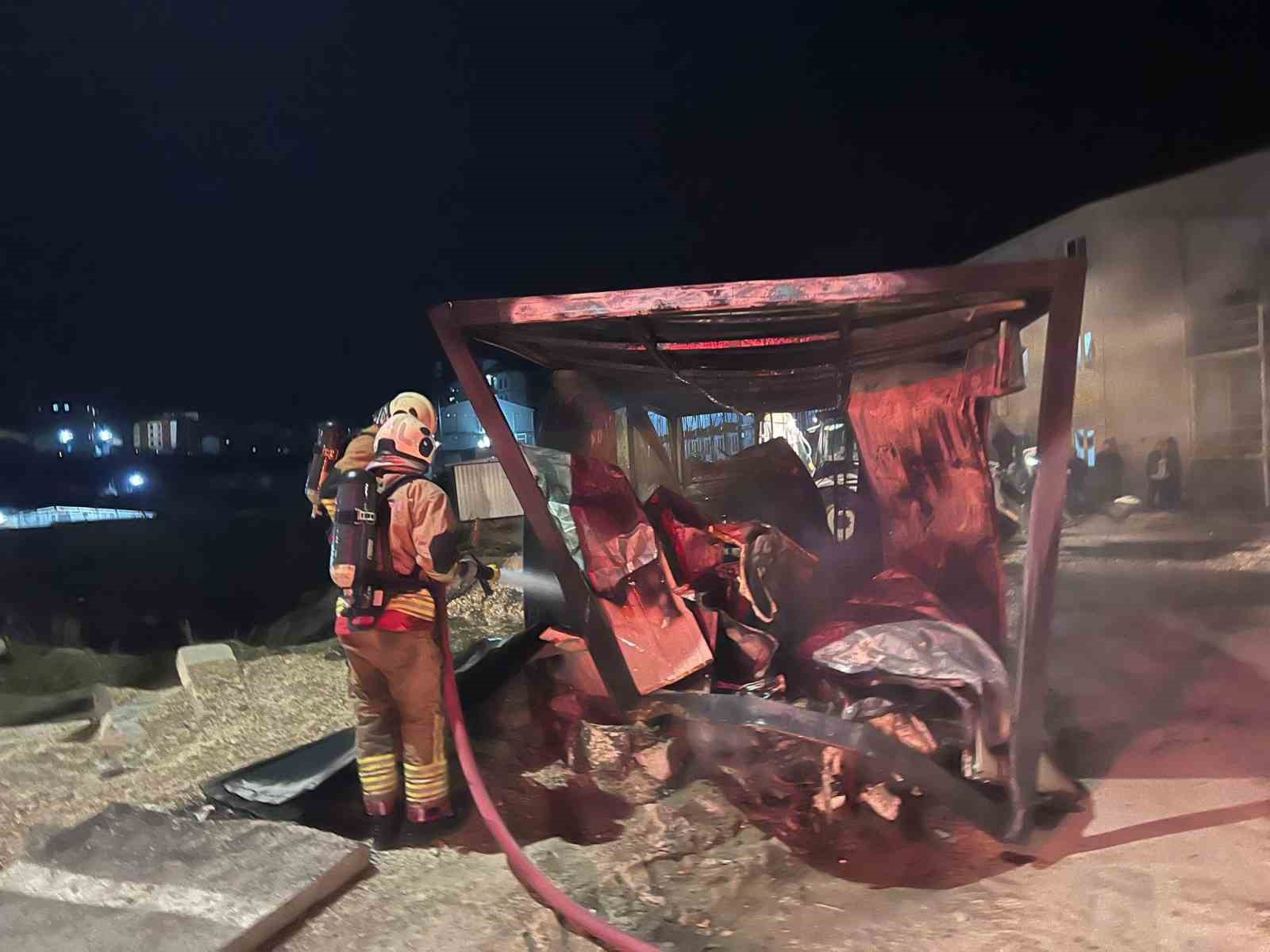 Hatay’da yanan konteyner kullanılmaz hale geldi
