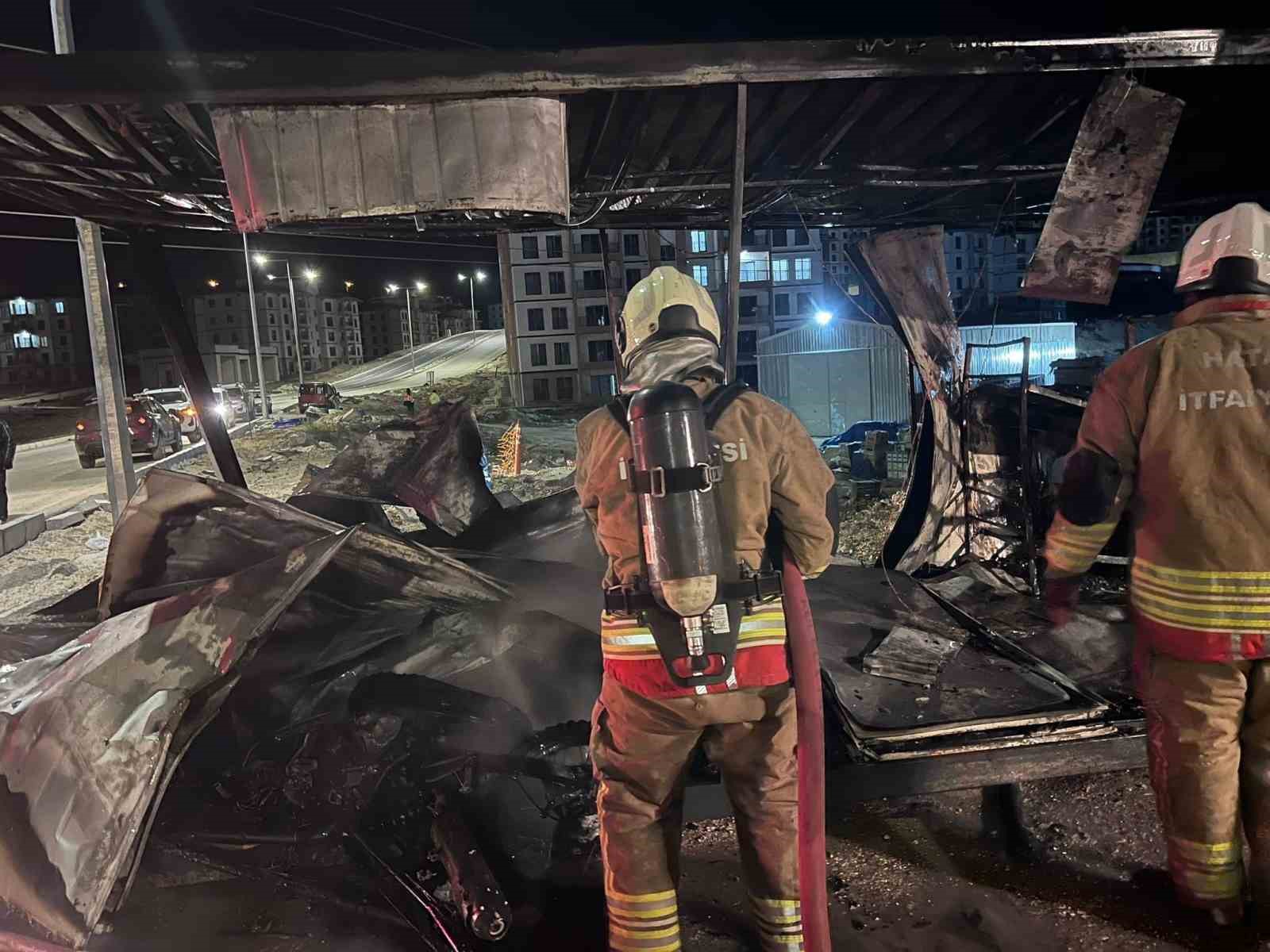 Hatay’da yanan konteyner kullanılmaz hale geldi
