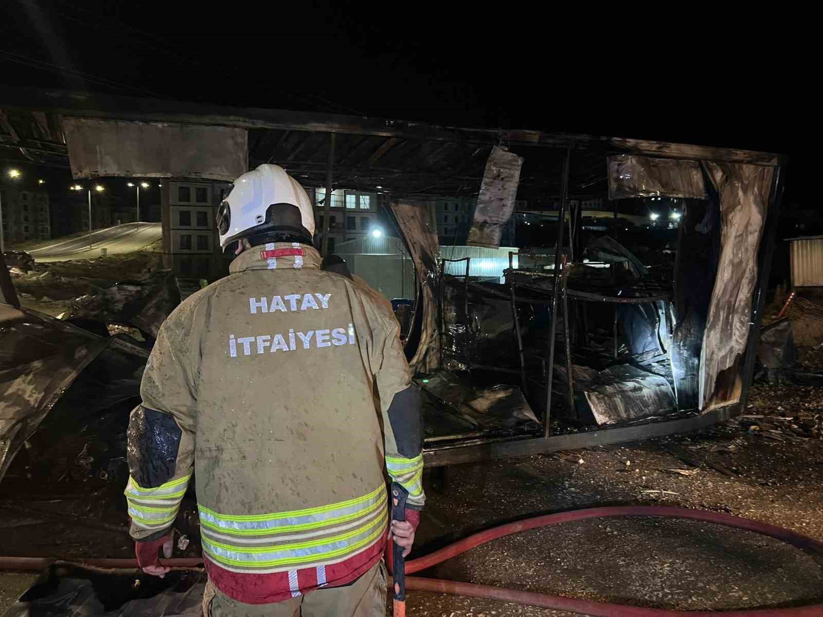 Hatay’da yanan konteyner kullanılmaz hale geldi
