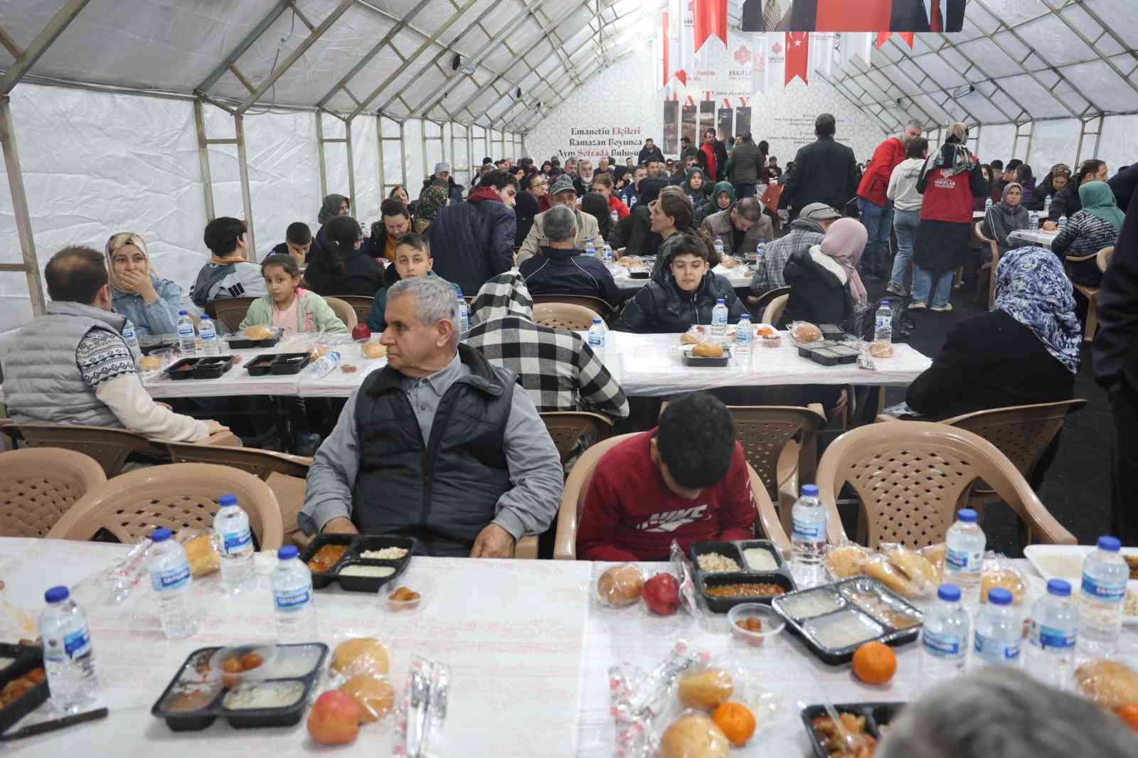 Hatay’ın kalbi Habibi Neccar Camii’nde iftar sofrası kuruldu
Hatay’ın kalbi Habibi Neccar Camii’nde iftar sofrası kuruldu