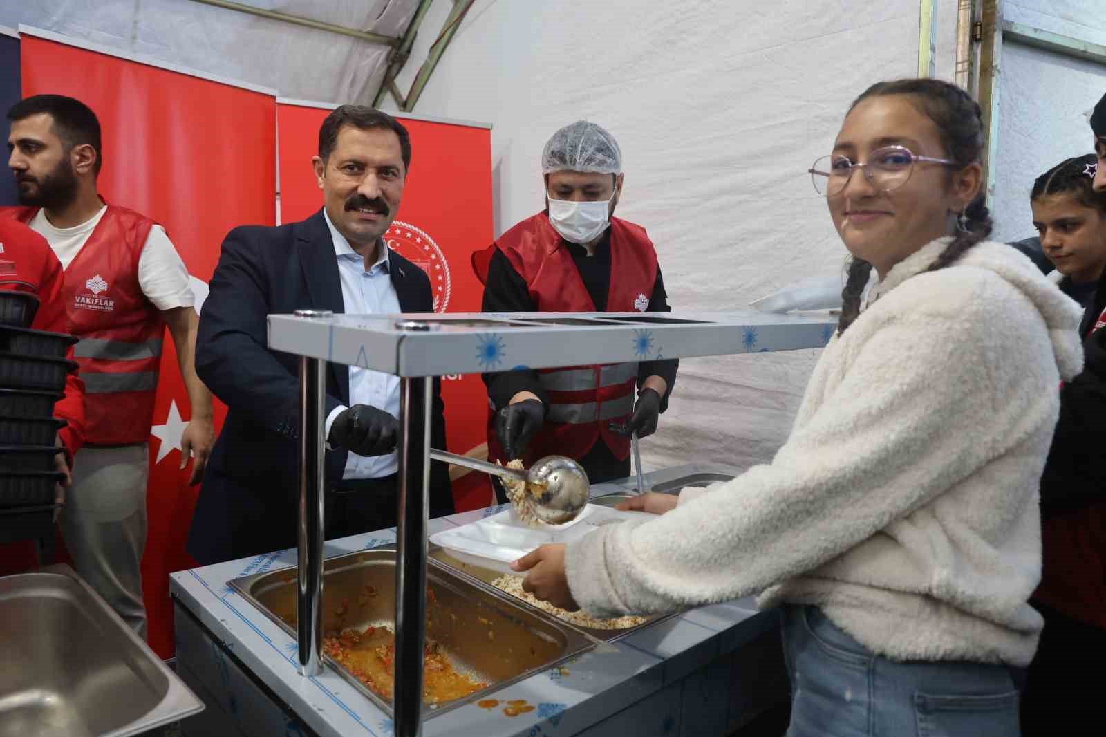 Hatay’ın kalbi Habibi Neccar Camii’nde iftar sofrası kuruldu
Hatay’ın kalbi Habibi Neccar Camii’nde iftar sofrası kuruldu