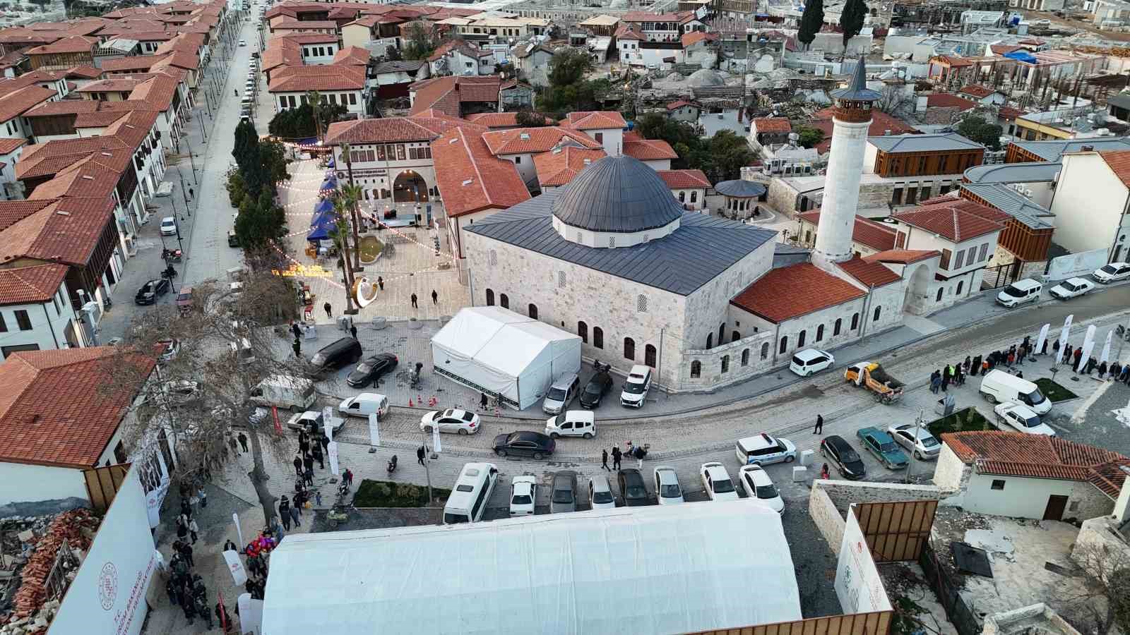 Hatay’ın kalbi Habibi Neccar Camii’nde iftar sofrası kuruldu
Hatay’ın kalbi Habibi Neccar Camii’nde iftar sofrası kuruldu