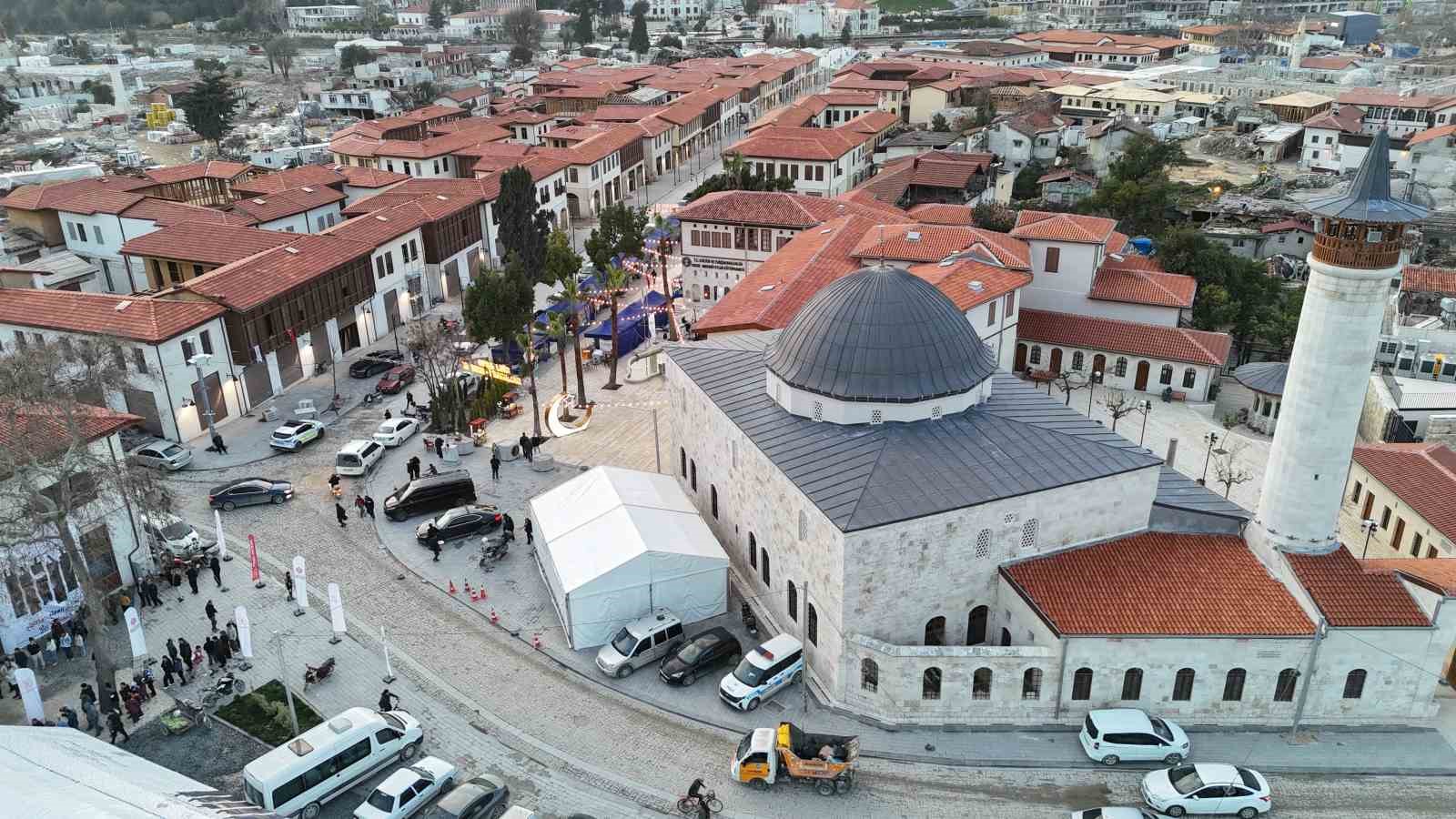 Hatay’ın kalbi Habibi Neccar Camii’nde iftar sofrası kuruldu
Hatay’ın kalbi Habibi Neccar Camii’nde iftar sofrası kuruldu