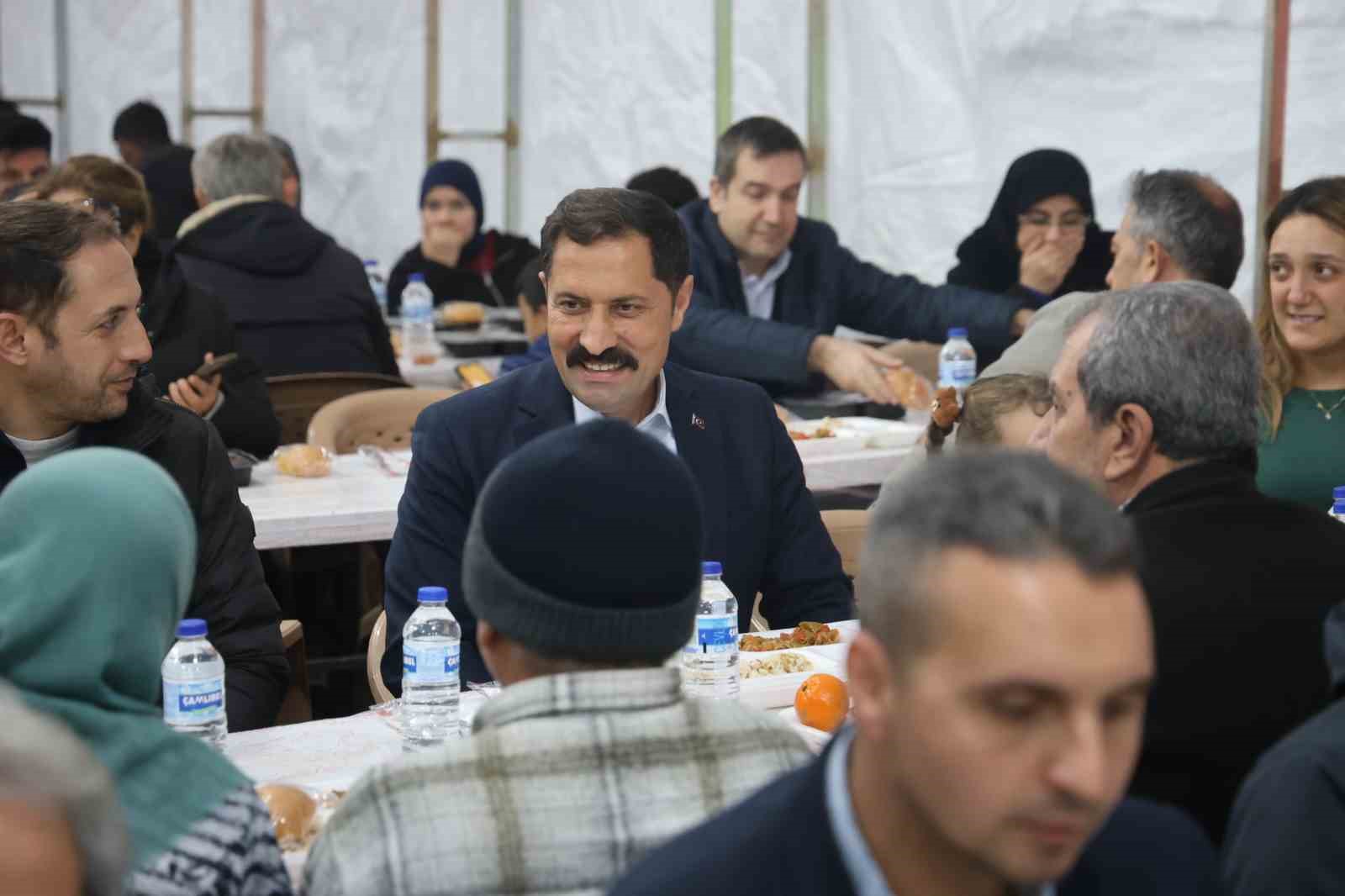 Hatay’ın kalbi Habibi Neccar Camii’nde iftar sofrası kuruldu
Hatay’ın kalbi Habibi Neccar Camii’nde iftar sofrası kuruldu