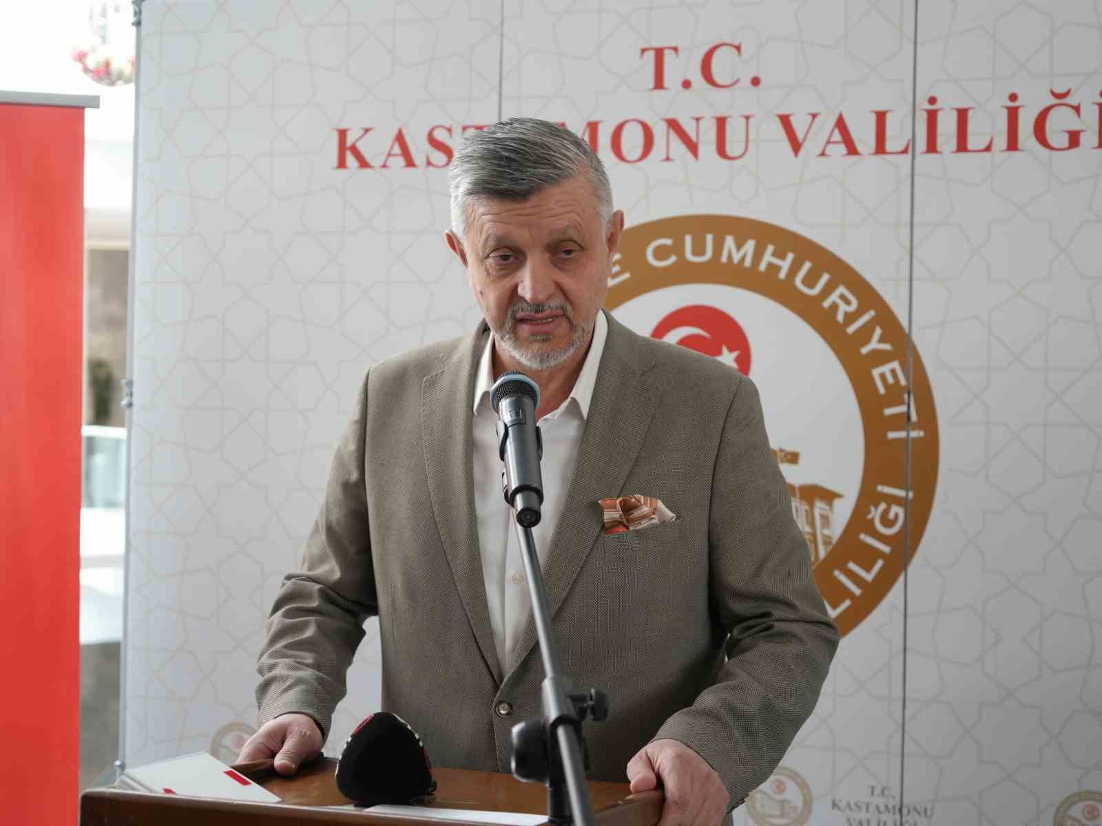 Hattat Emrullah Demirkaya’nın eserlerinin 34 yıl sonra ilk kez bir araya geldiği sergiye yoğun ilgi
