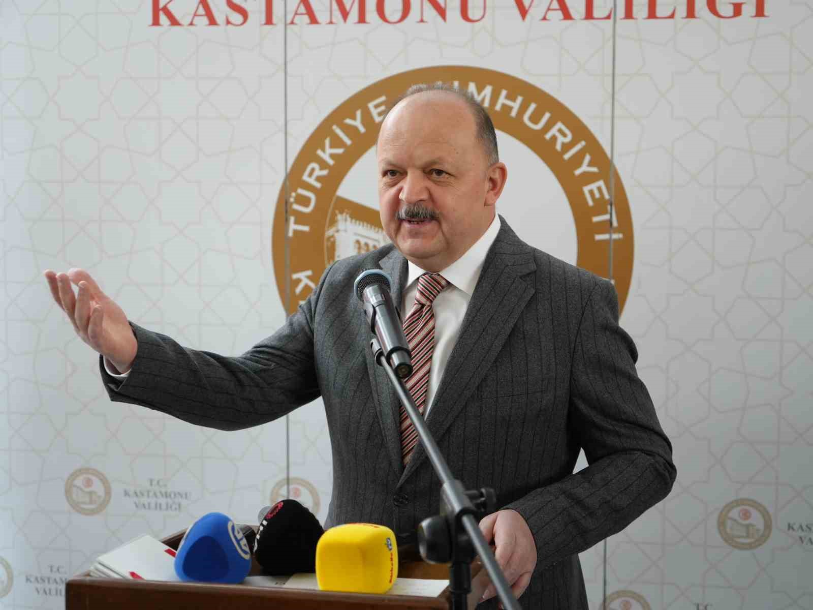 Hattat Emrullah Demirkaya’nın eserlerinin 34 yıl sonra ilk kez bir araya geldiği sergiye yoğun ilgi
