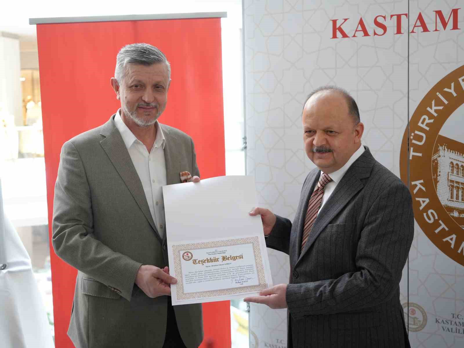 Hattat Emrullah Demirkaya’nın eserlerinin 34 yıl sonra ilk kez bir araya geldiği sergiye yoğun ilgi
