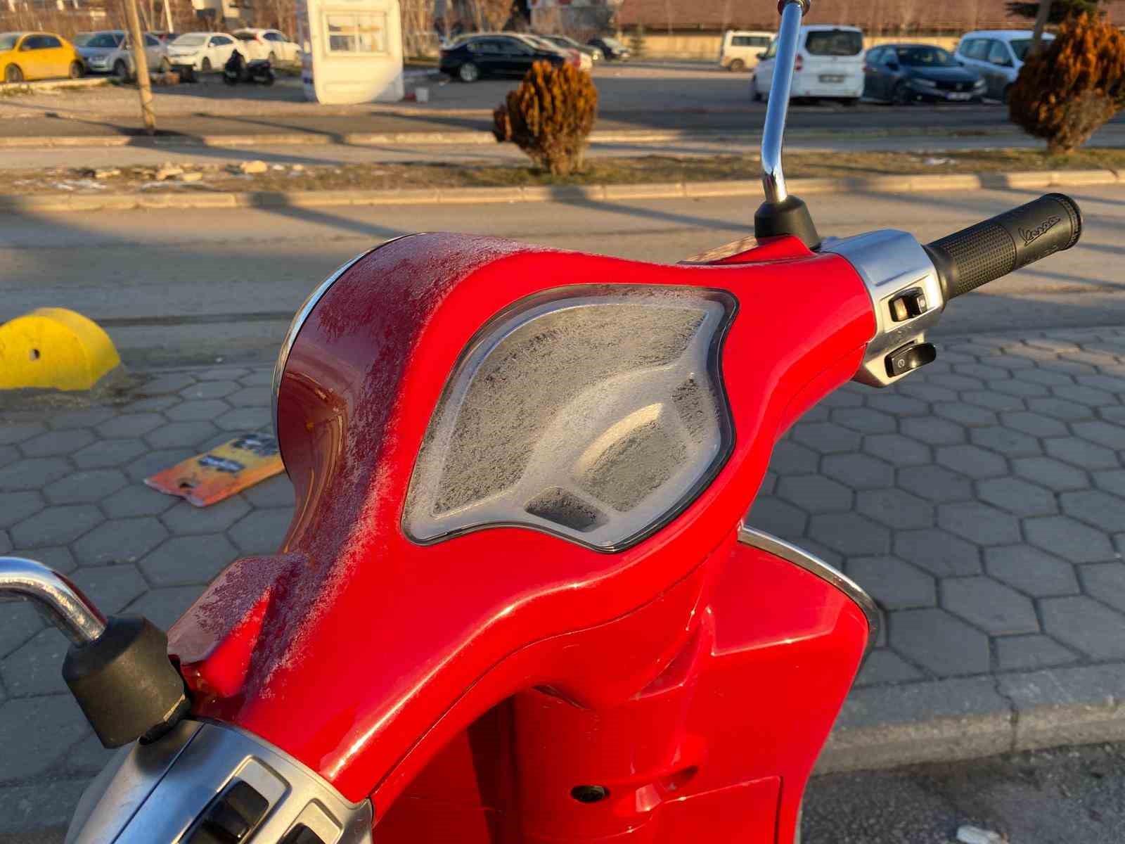 Hava sıcaklığı sıfır derecenin altına düştü, araçlar buzla kaplandı
