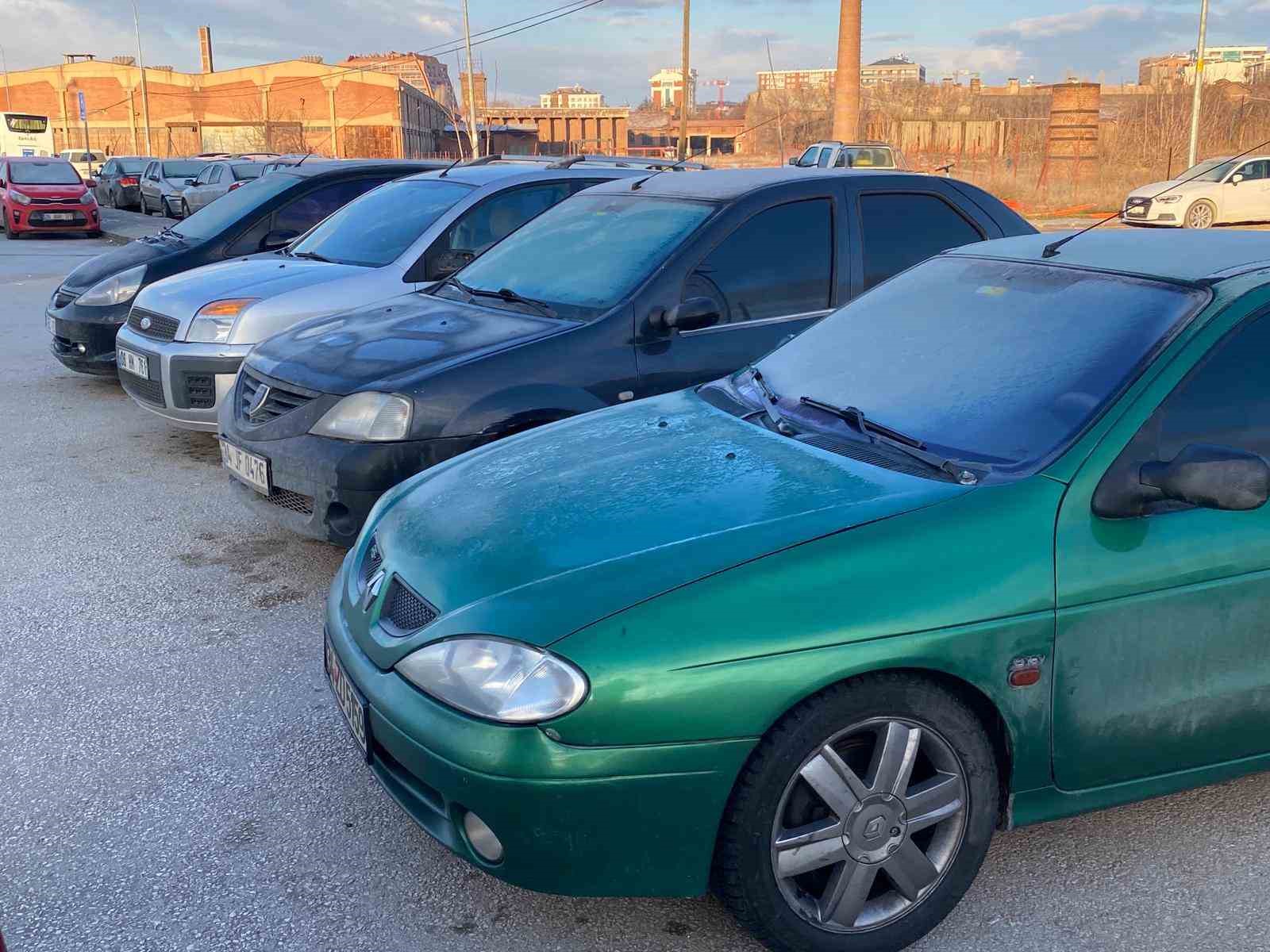 Hava sıcaklığı sıfır derecenin altına düştü, araçlar buzla kaplandı
